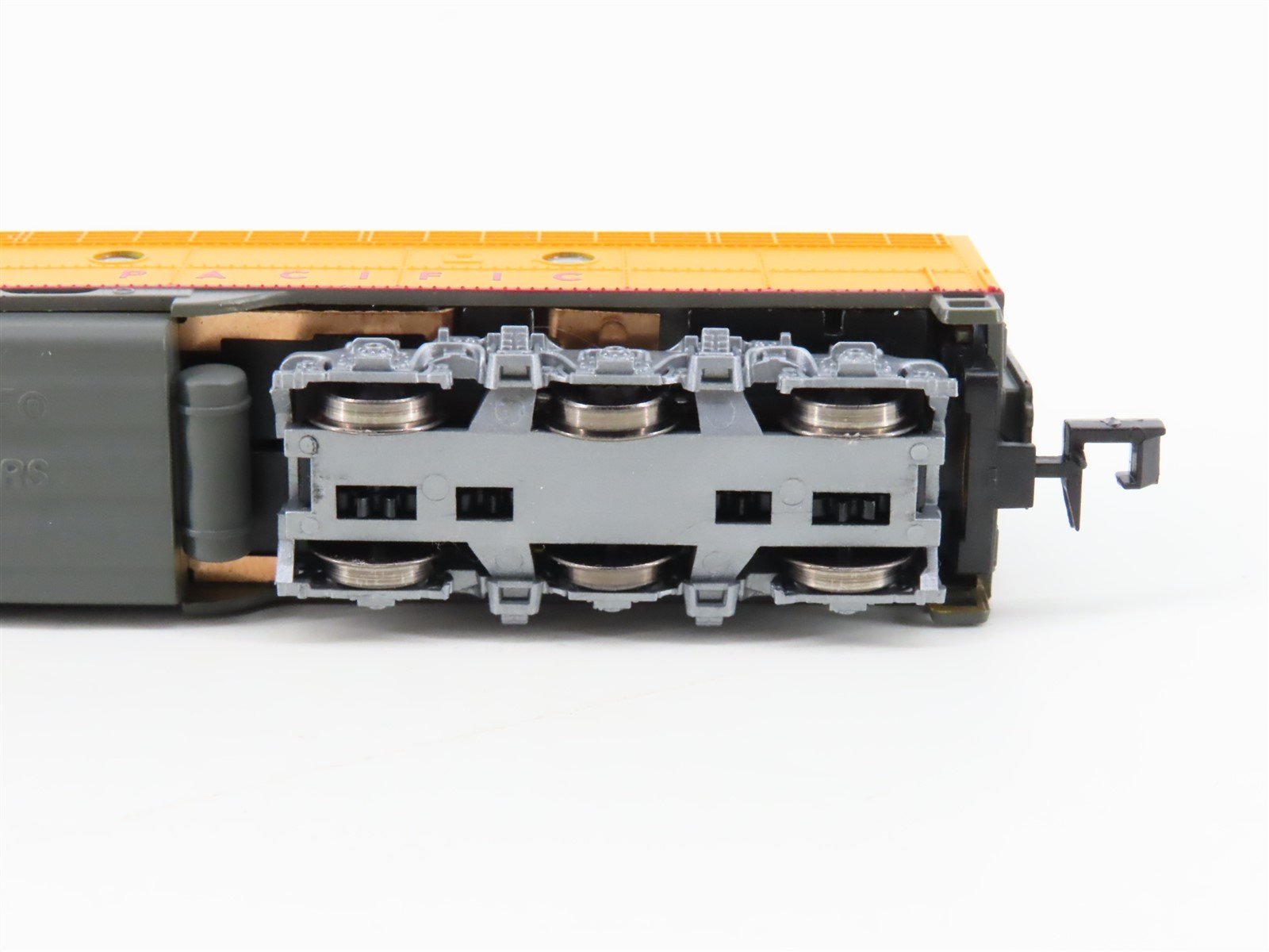 N Scale Life-Like 920-34103 UP Union Pacific E8B Diesel Locomotive #900B