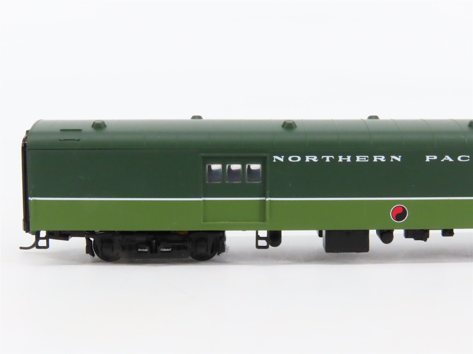 N Scale Walthers NP Northern Pacific Railroad Baggage Passenger Car