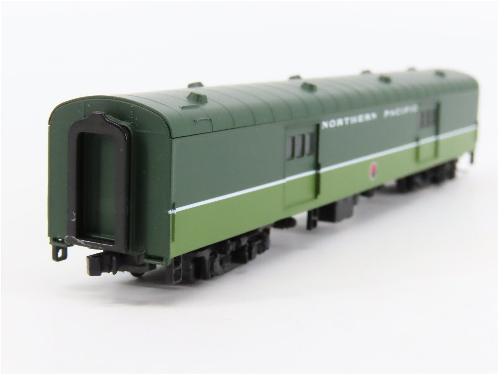 N Scale Walthers NP Northern Pacific Railroad Baggage Passenger Car