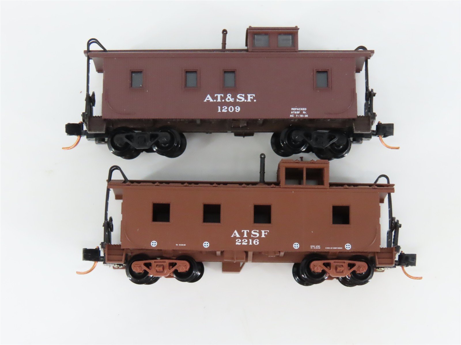 LOT of 2 N Scale Micro-Trains MTL ATSF Santa Fe Cabooses