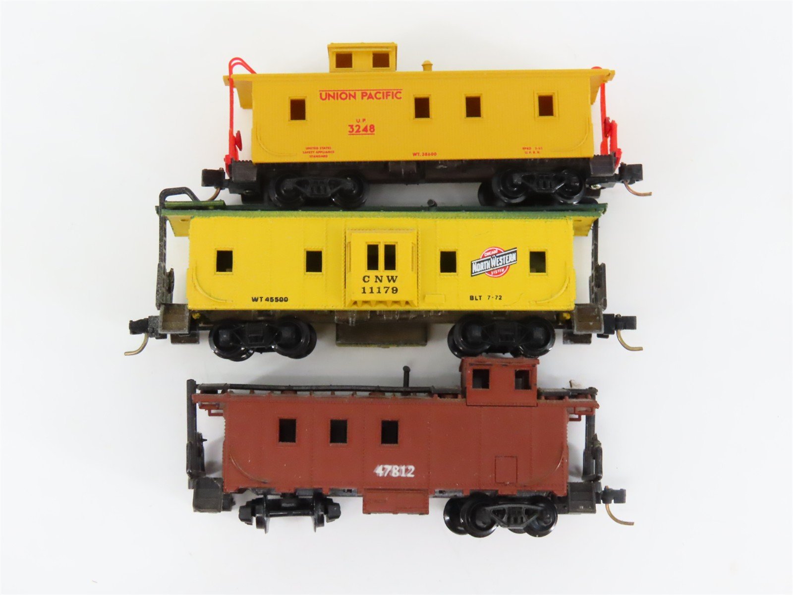 LOT of 3 N Scale Micro-Trains/Atlas/Con-Cor CNW/UP Assorted Cabooses