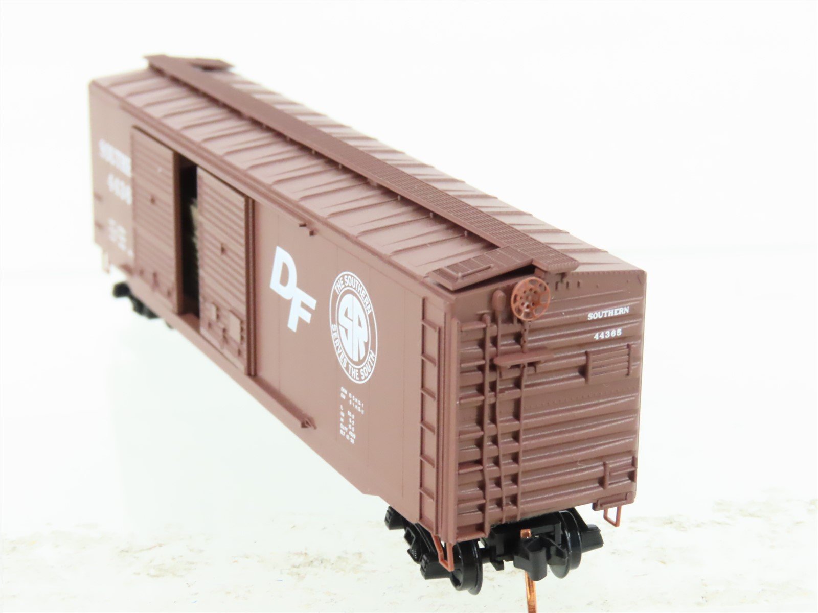 N Scale Micro-Trains MTL Southern 50' Boxcar #44365 w/ Load