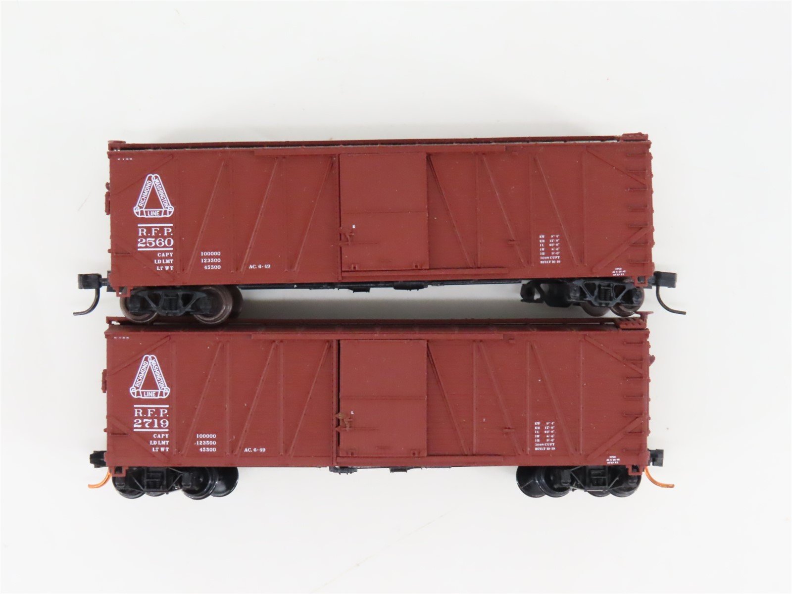 LOT of 2 N Scale Atlas RFP Railway 40' Woodside Boxcars