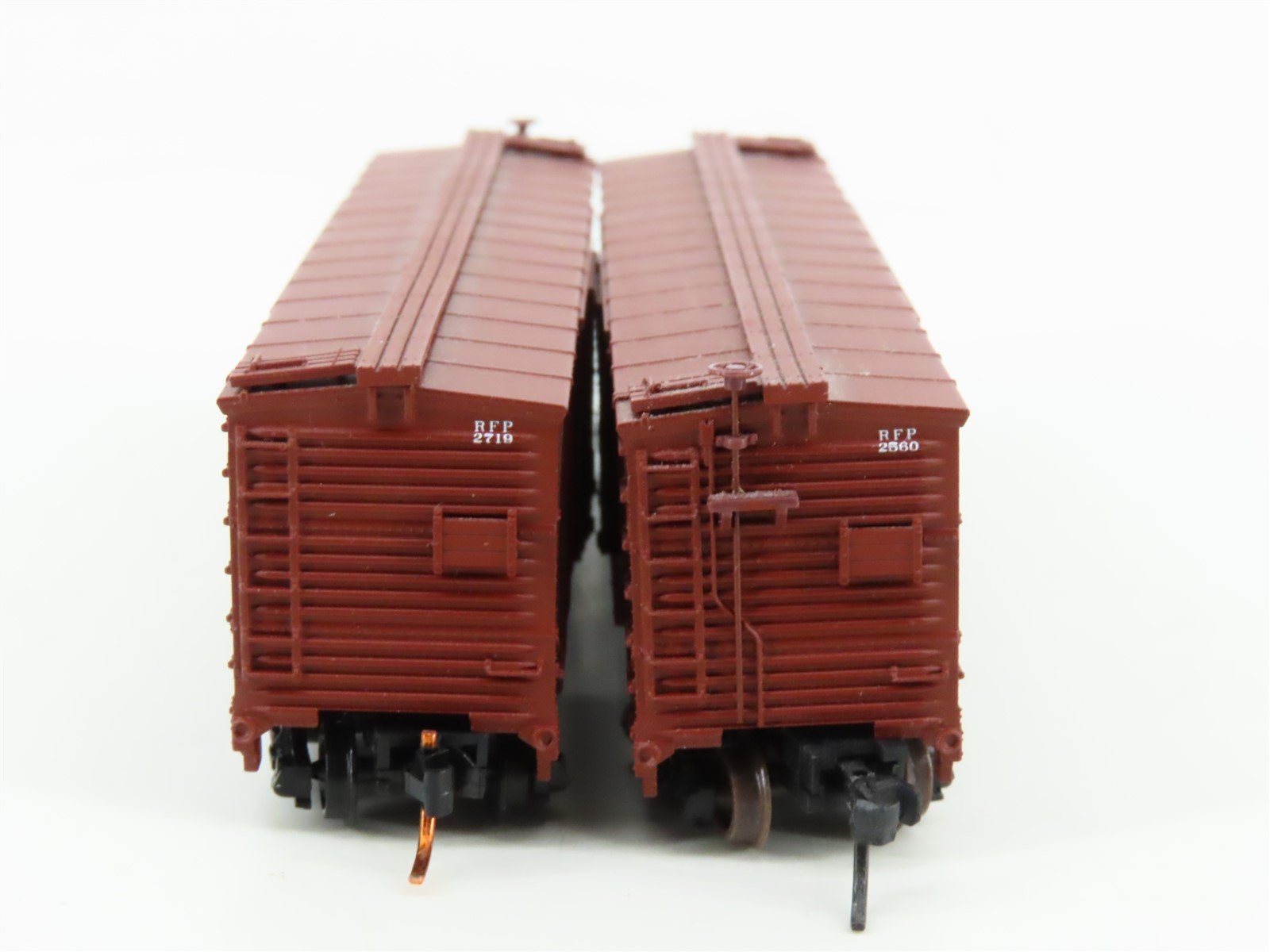 LOT of 2 N Scale Atlas RFP Railway 40' Woodside Boxcars
