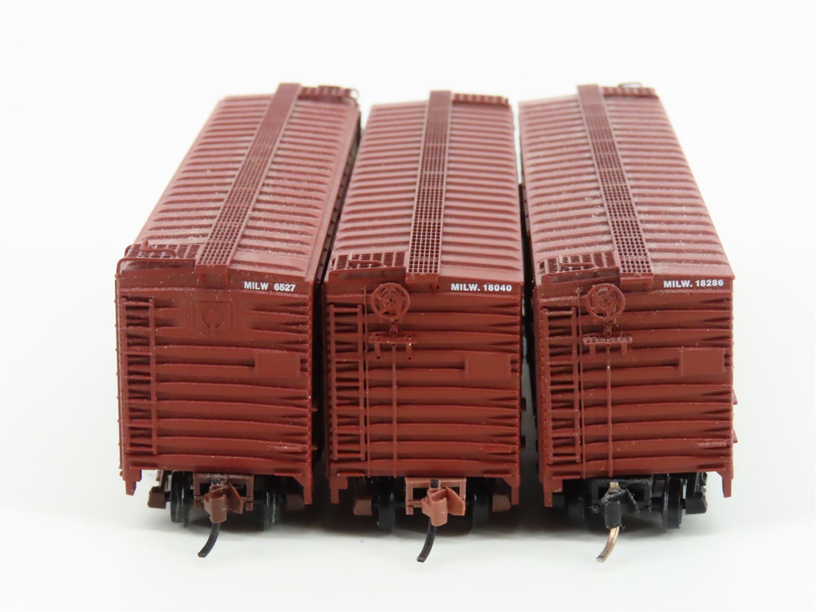 LOT of 2 N Scale Micro-Trains MTL MILW Milwaukee Road 40' Boxcars