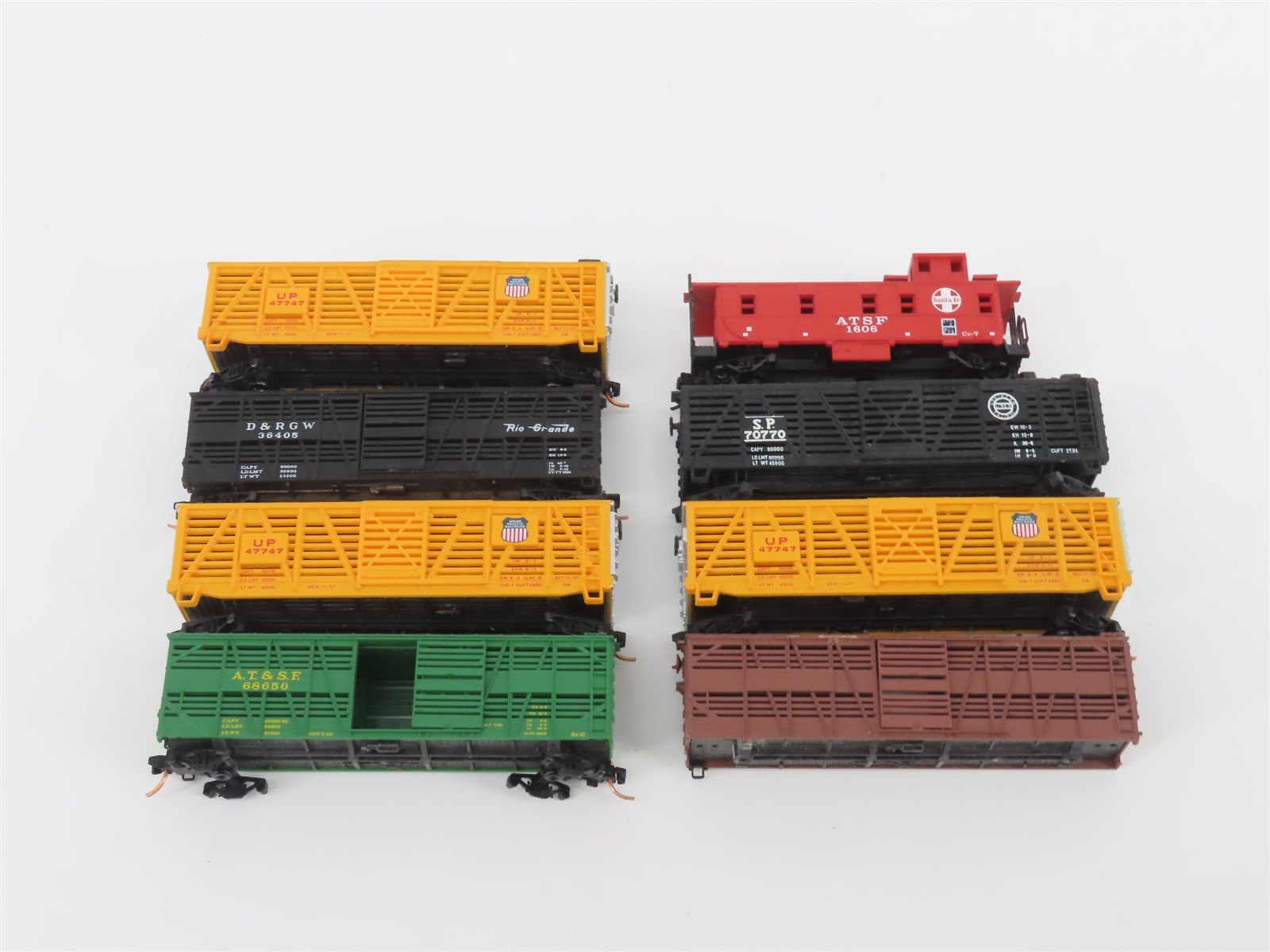 LOT- 8 N Bachmann, Atlas, & Kadee Micro-Trains MTL Assorted Caboose & Stock Cars
