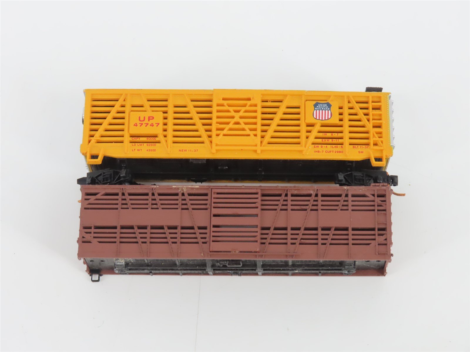 LOT- 8 N Bachmann, Atlas, & Kadee Micro-Trains MTL Assorted Caboose & Stock Cars