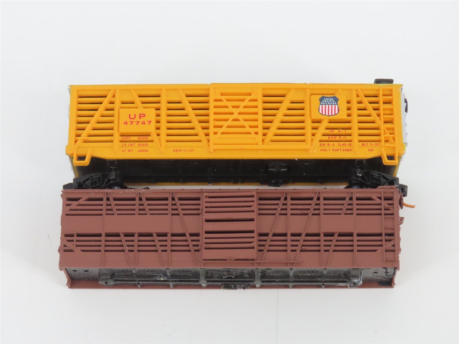 LOT- 8 N Bachmann, Atlas, & Kadee Micro-Trains MTL Assorted Caboose & Stock Cars