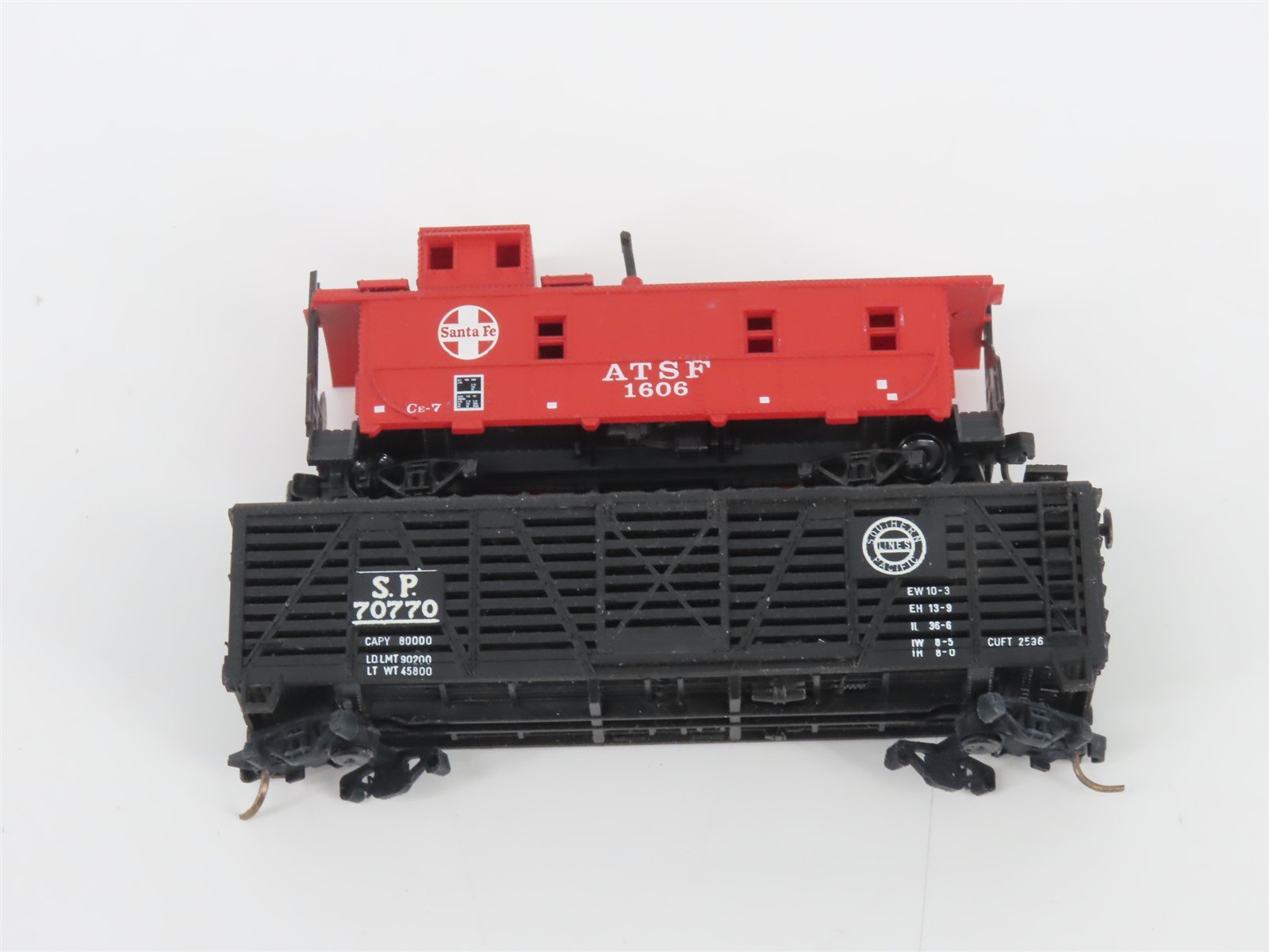 LOT- 8 N Bachmann, Atlas, & Kadee Micro-Trains MTL Assorted Caboose & Stock Cars