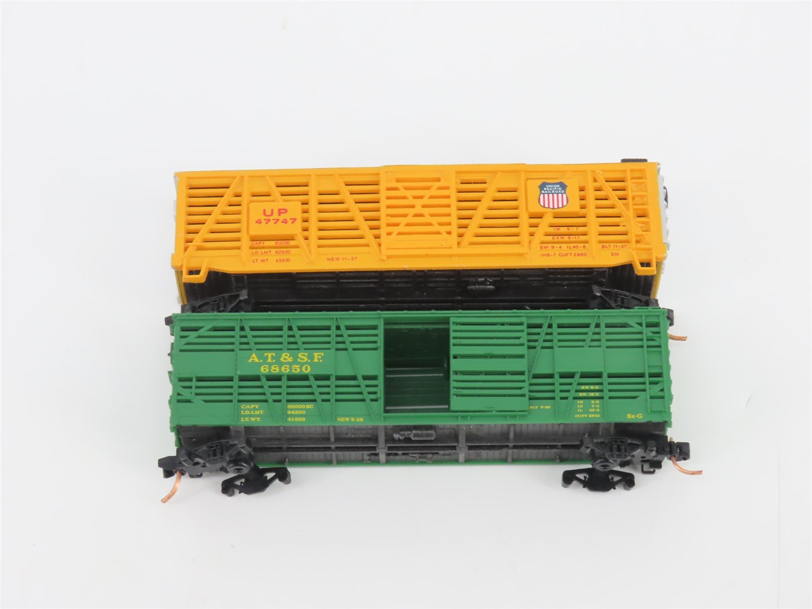 LOT- 8 N Bachmann, Atlas, & Kadee Micro-Trains MTL Assorted Caboose & Stock Cars