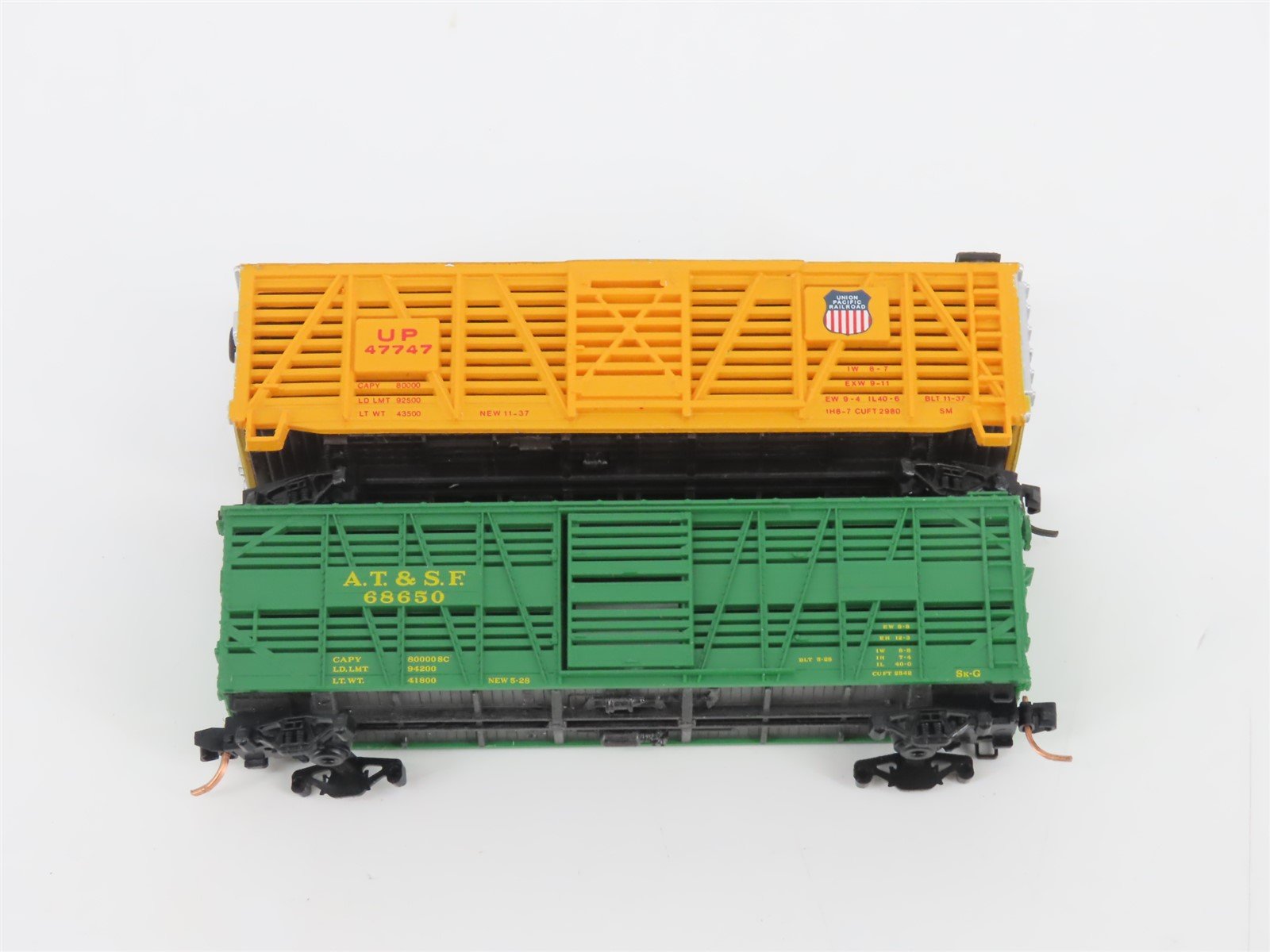 LOT- 8 N Bachmann, Atlas, & Kadee Micro-Trains MTL Assorted Caboose & Stock Cars