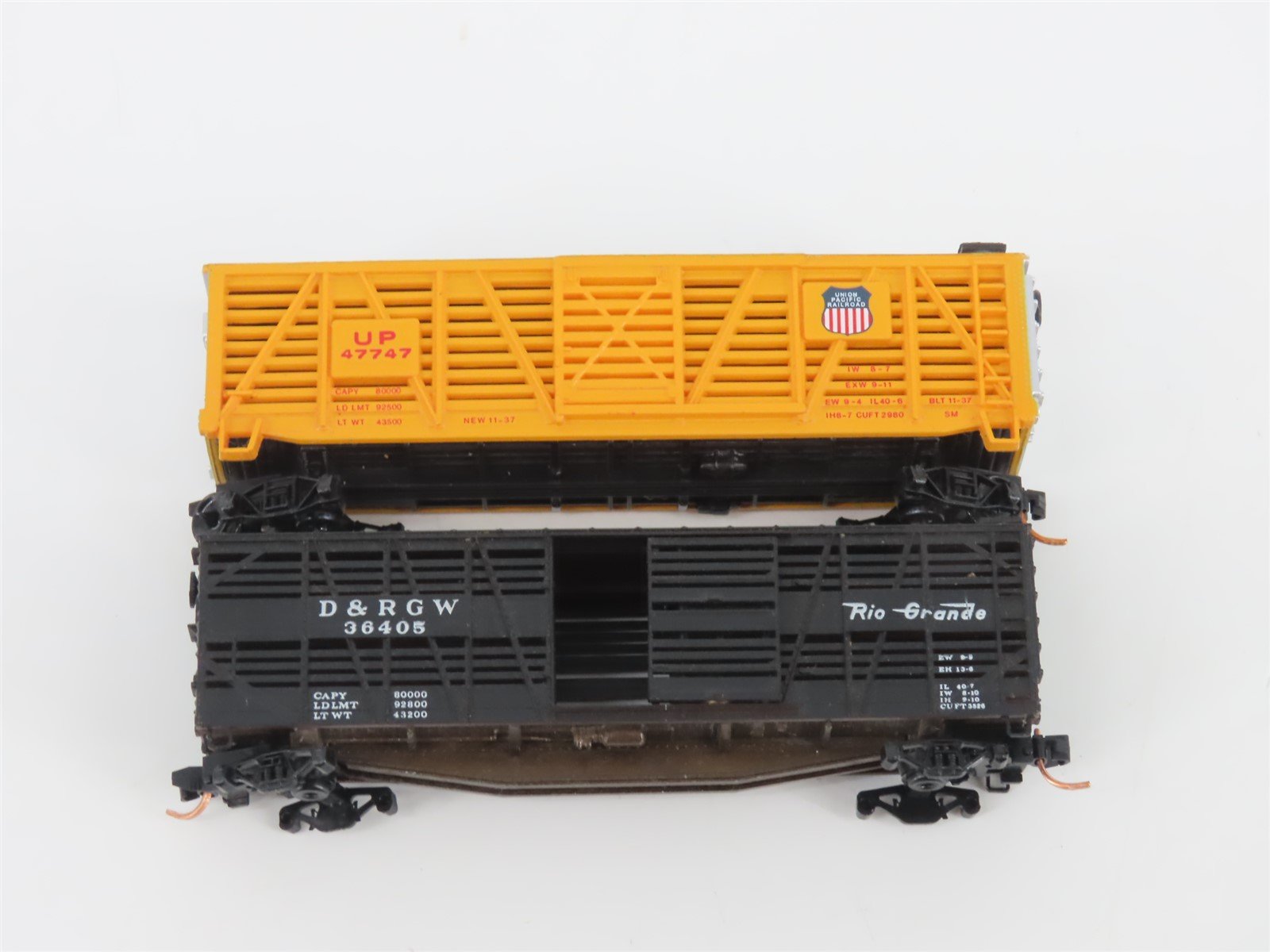 LOT- 8 N Bachmann, Atlas, & Kadee Micro-Trains MTL Assorted Caboose & Stock Cars