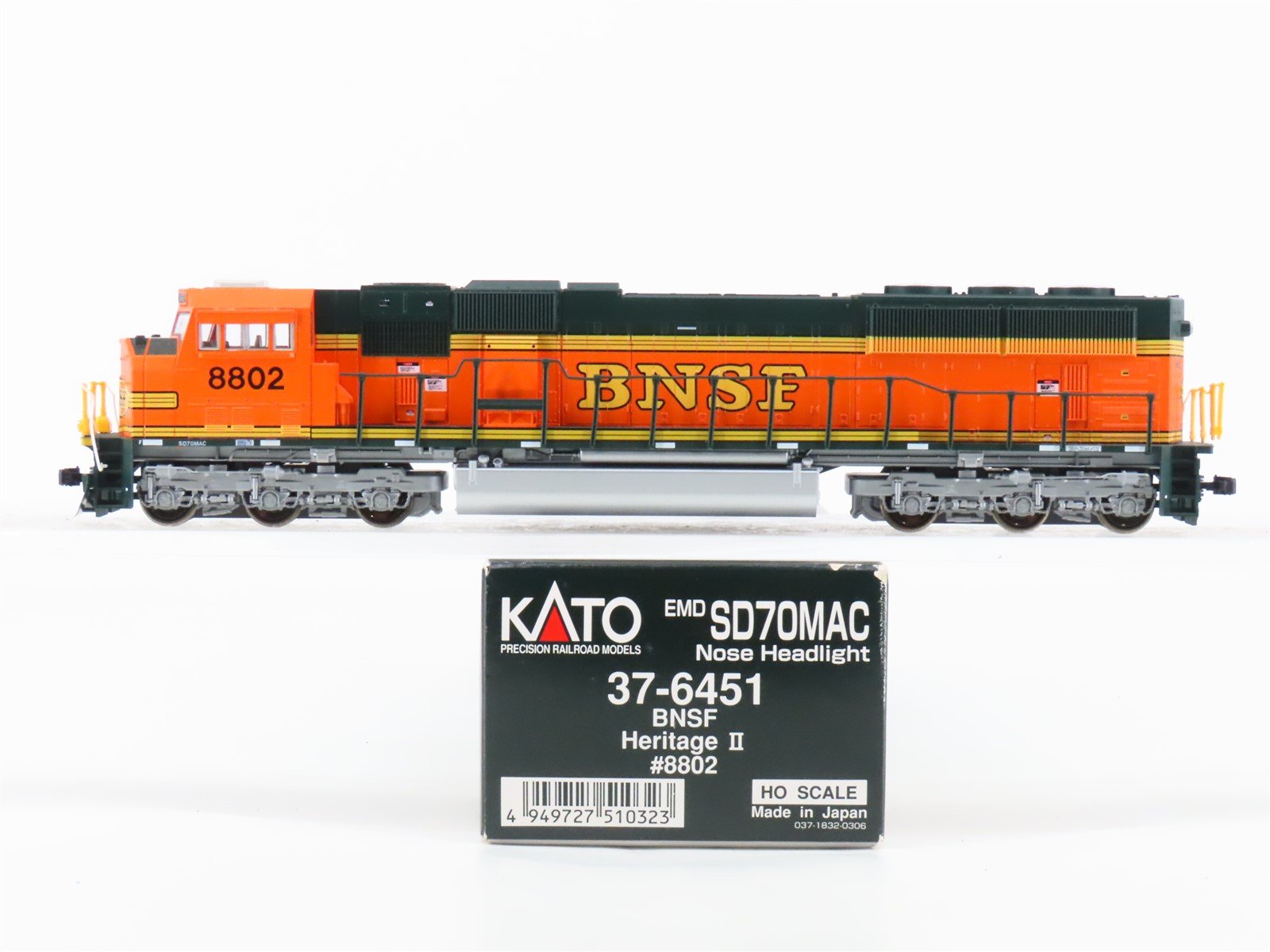 HO Scale KATO 37-6451 BNSF Railway H2 SD70MAC Diesel Locomotive #8802