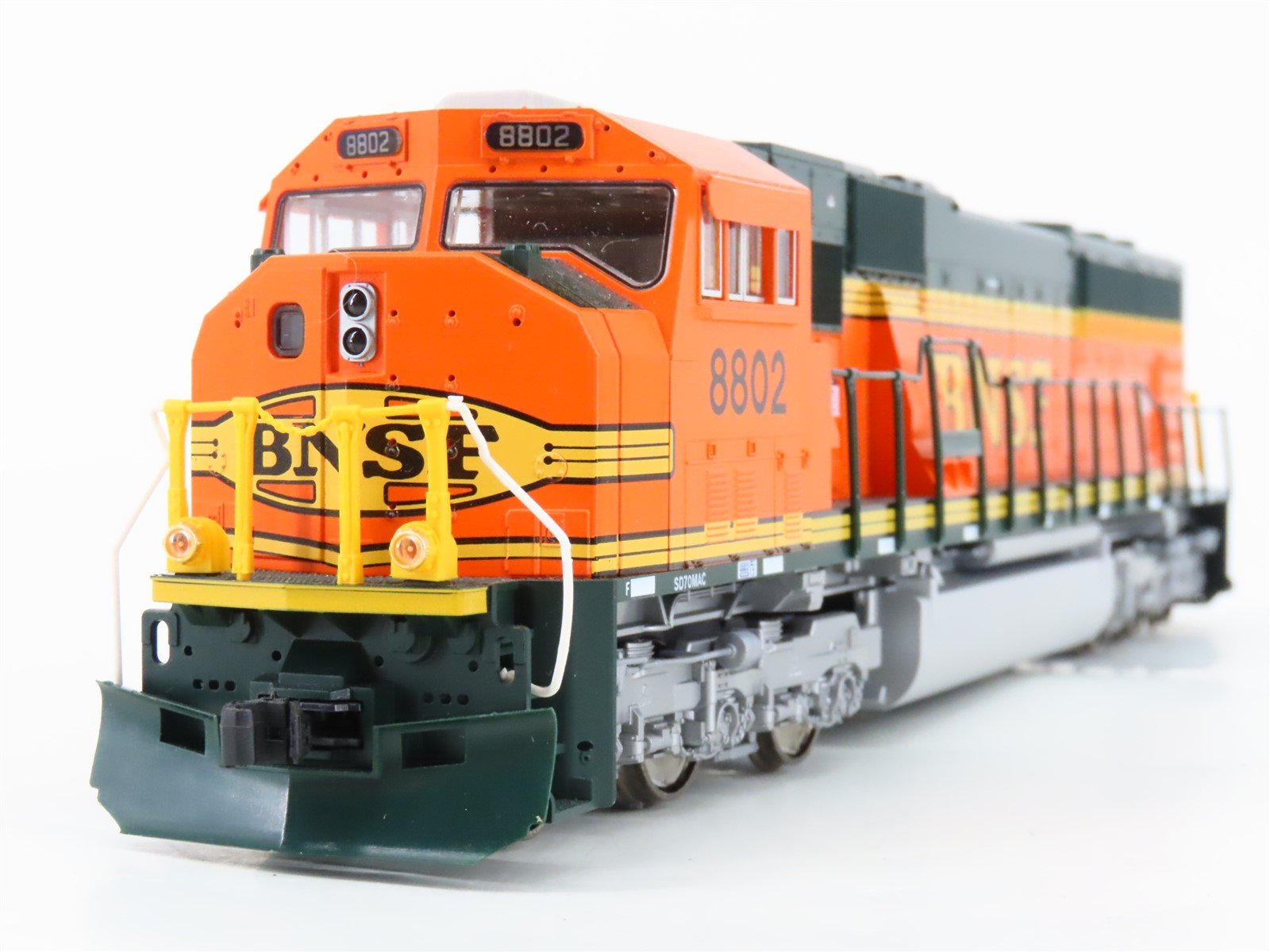 HO Scale KATO 37-6451 BNSF Railway H2 SD70MAC Diesel Locomotive #8802
