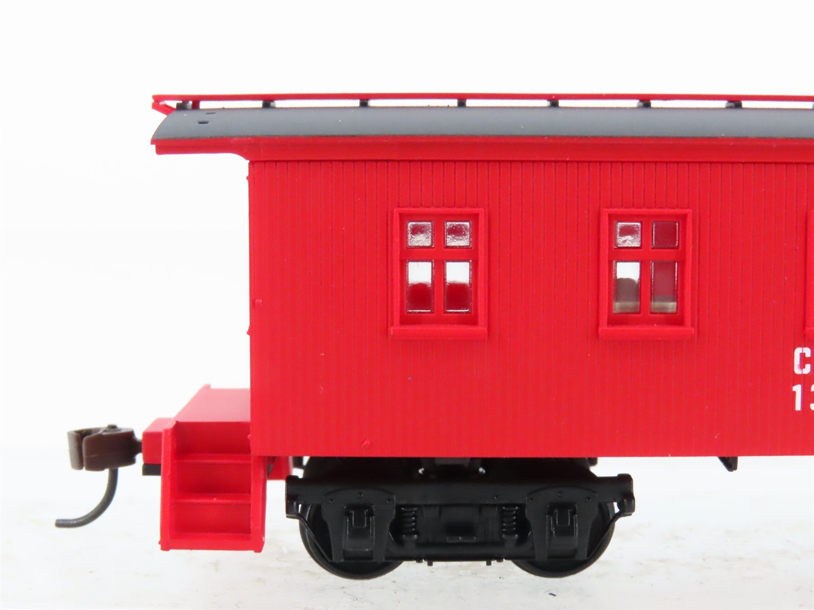 HO Scale Walthers 932-27564 CB&Q Burlington Route 30' 4-Window Caboose 2-Pack