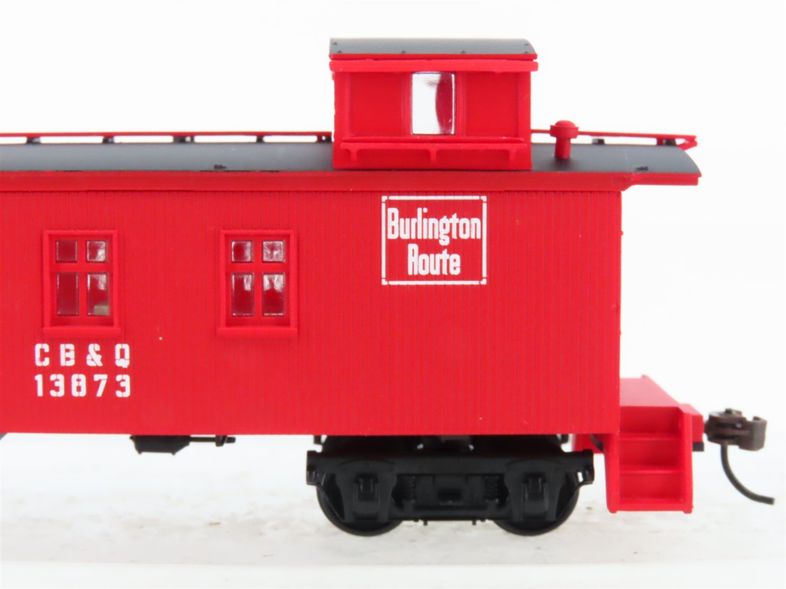HO Scale Walthers 932-27564 CB&Q Burlington Route 30' 4-Window Caboose 2-Pack