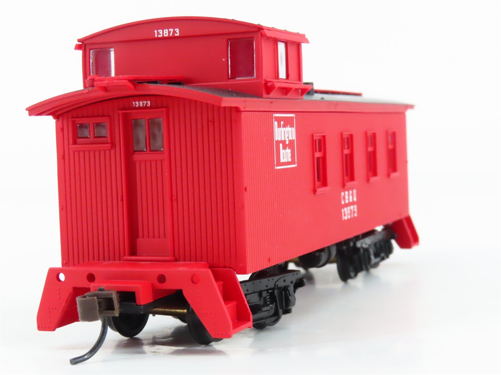 HO Scale Walthers 932-27564 CB&Q Burlington Route 30' 4-Window Caboose 2-Pack