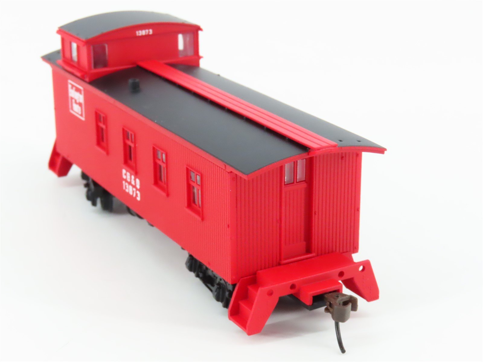 HO Scale Walthers 932-27564 CB&Q Burlington Route 30' 4-Window Caboose 2-Pack