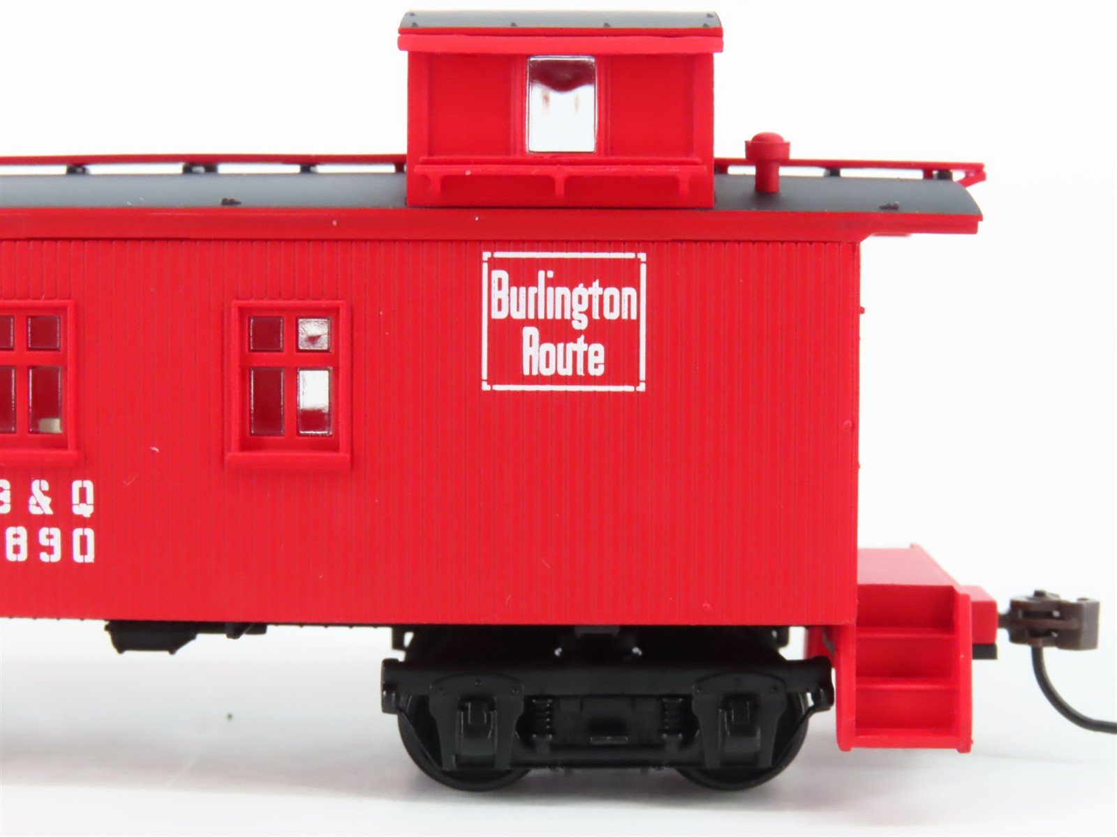 HO Scale Walthers 932-27564 CB&Q Burlington Route 30' 4-Window Caboose 2-Pack
