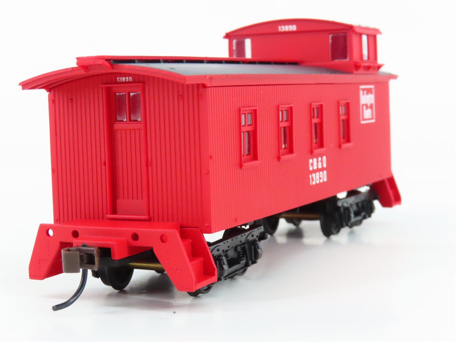 HO Scale Walthers 932-27564 CB&Q Burlington Route 30' 4-Window Caboose 2-Pack