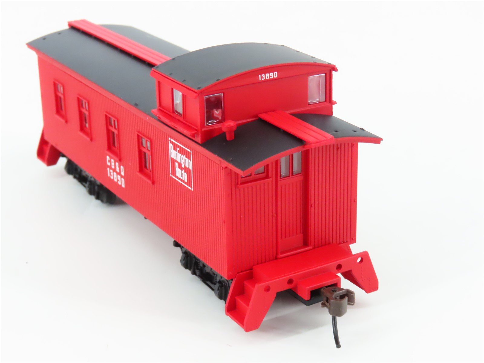 HO Scale Walthers 932-27564 CB&Q Burlington Route 30' 4-Window Caboose 2-Pack