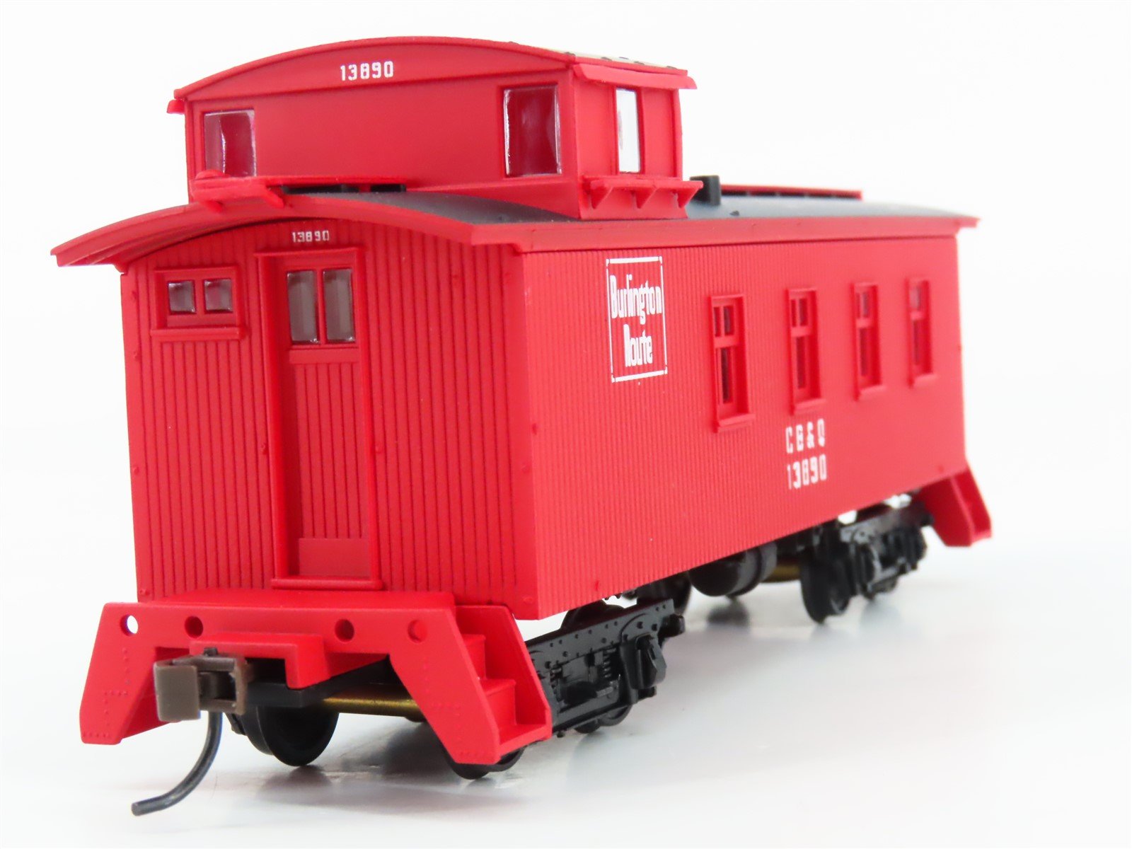 HO Scale Walthers 932-27564 CB&Q Burlington Route 30' 4-Window Caboose 2-Pack