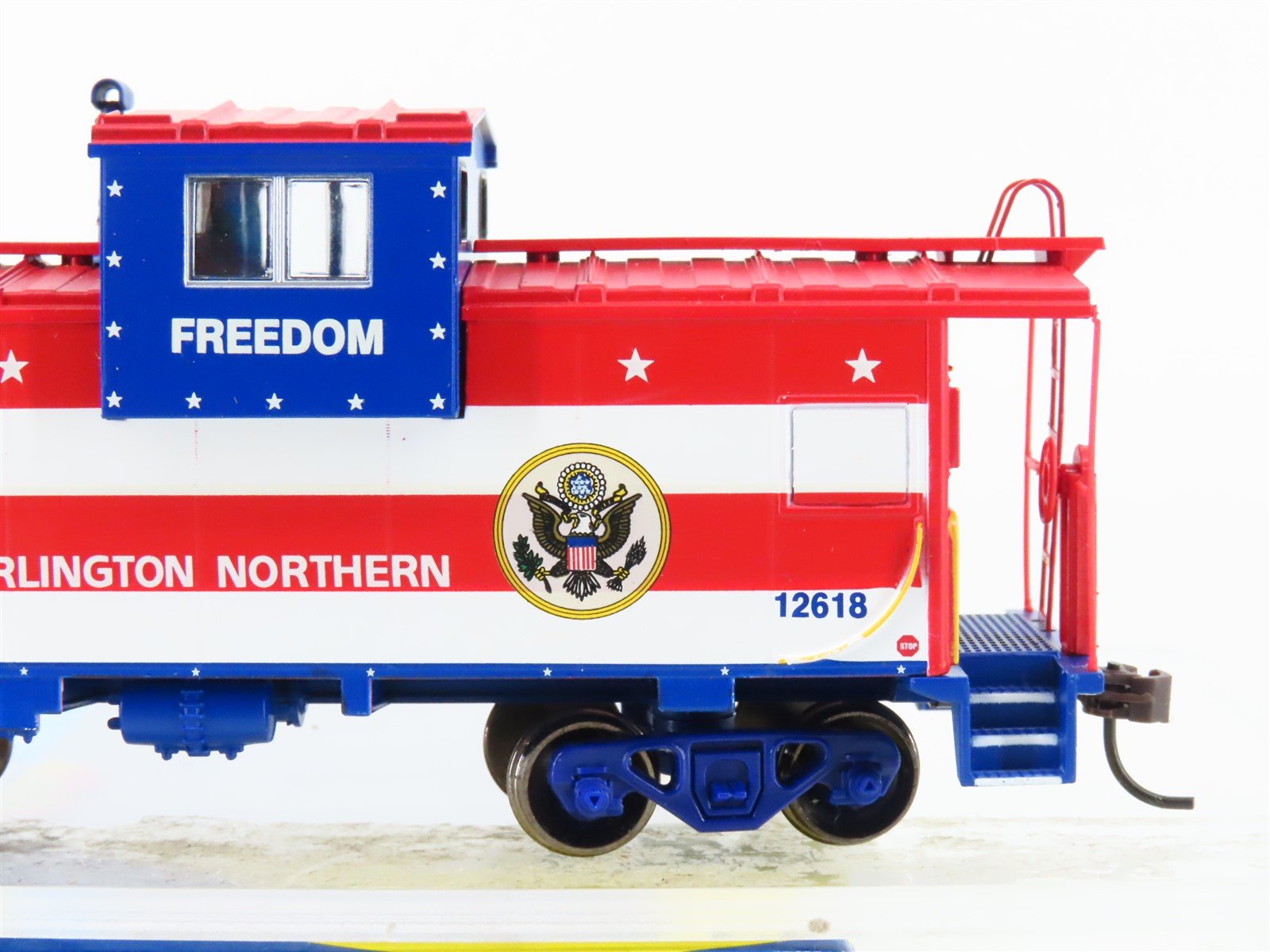 HO Athearn 75170 BN Burlington Northern Desert Storm Wide Vision Caboose #12618