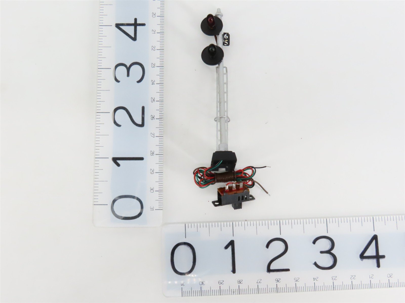 HO Scale Model Power 1684 2-Head Lit Railroad Signal