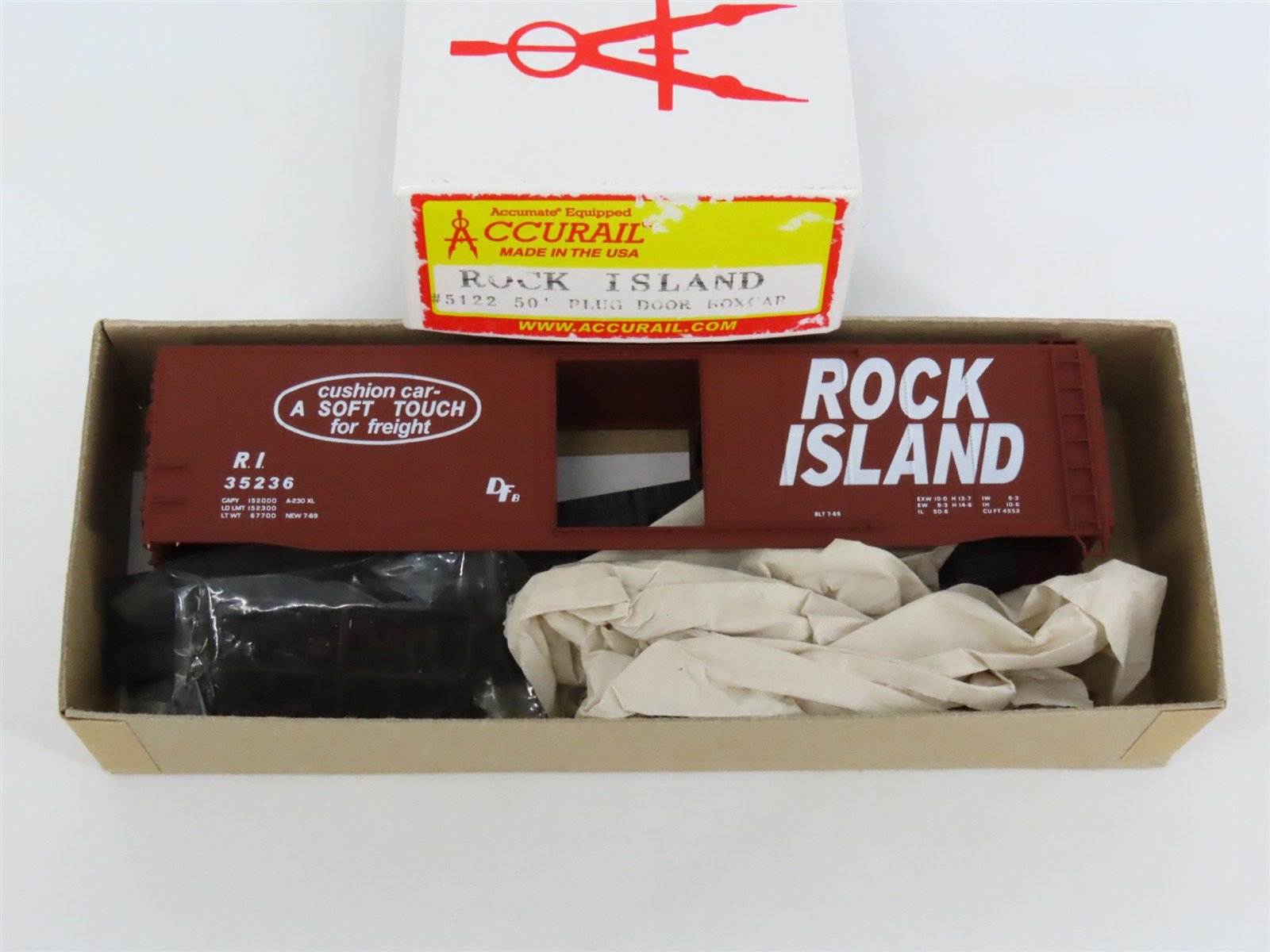 HO Scale Accurail 5122 RI Rock Island Cushion Car 50' Boxcar #35236 Kit