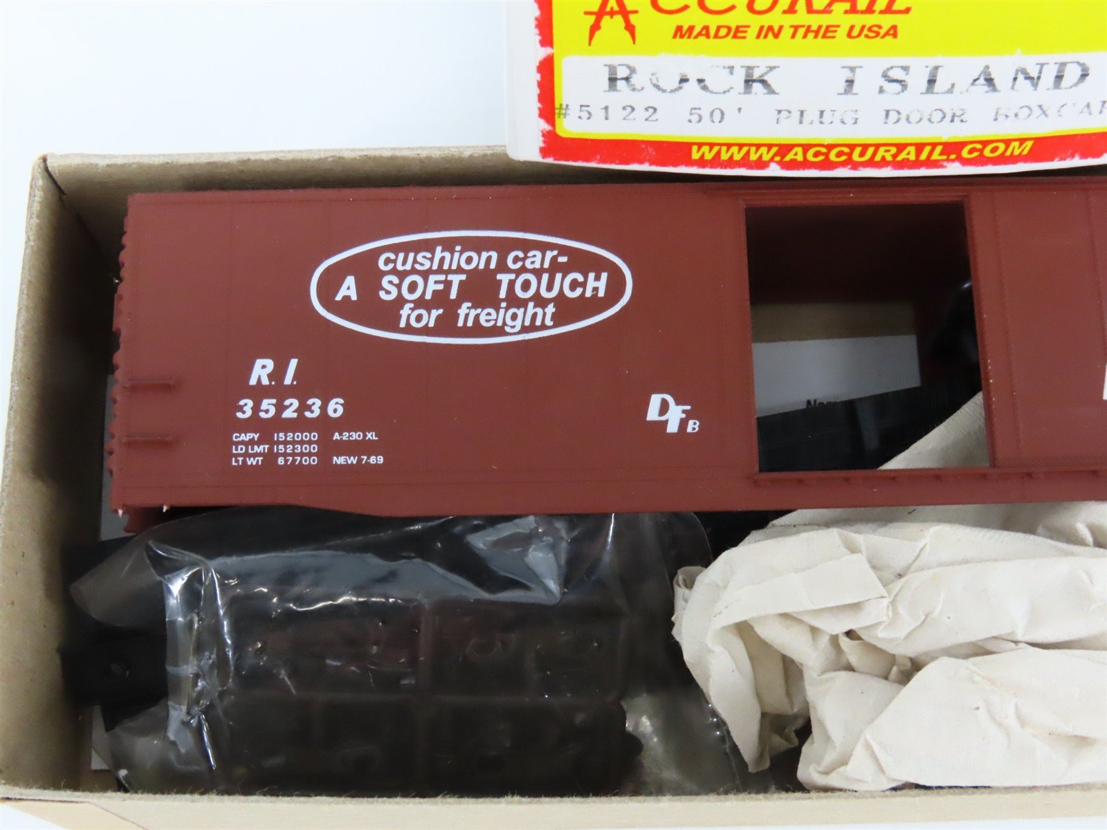 HO Scale Accurail 5122 RI Rock Island Cushion Car 50' Boxcar #35236 Kit