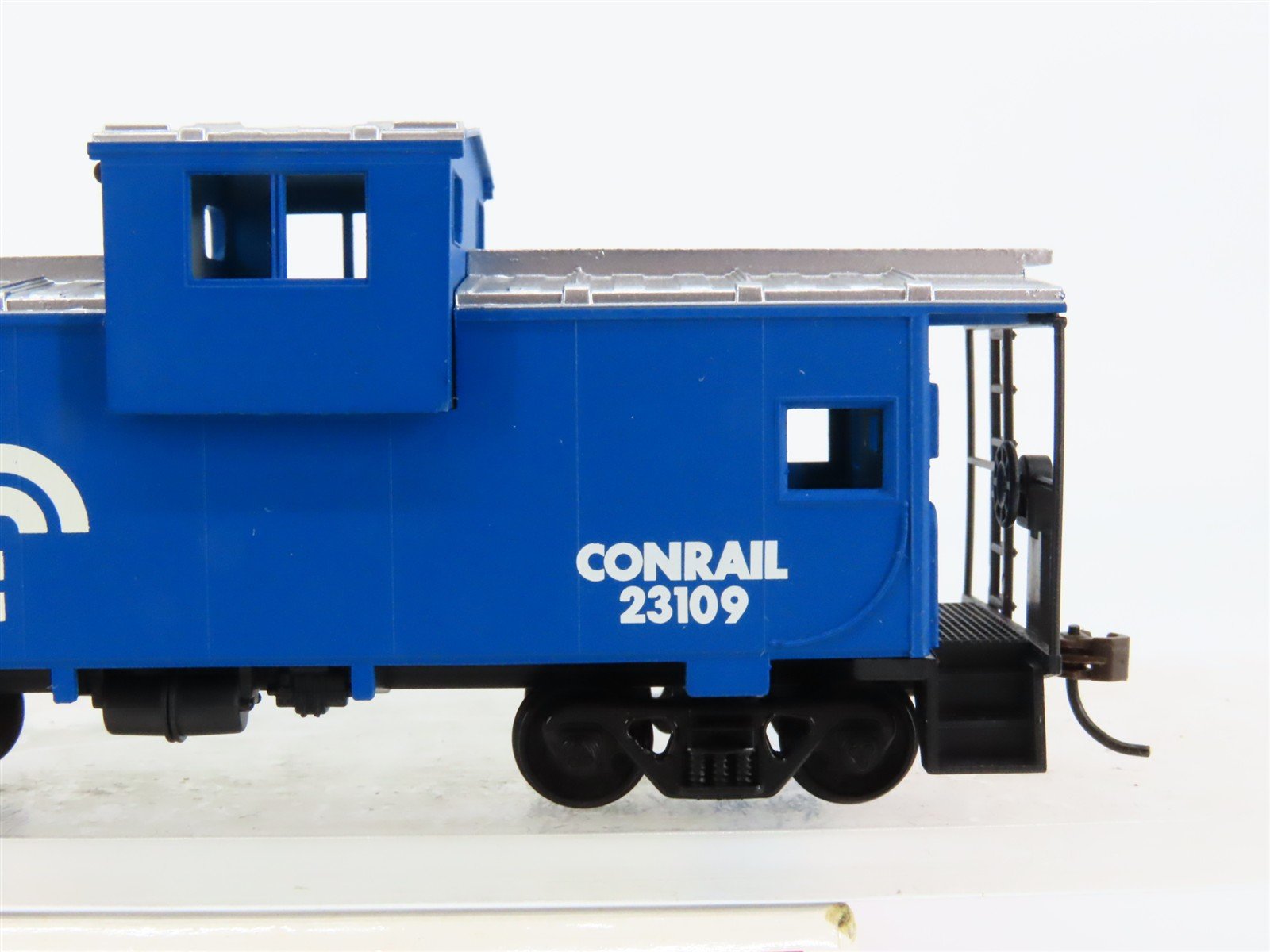 HO Scale Walthers Trainline 931-506 CR Conrail Wide Vision Caboose #23109