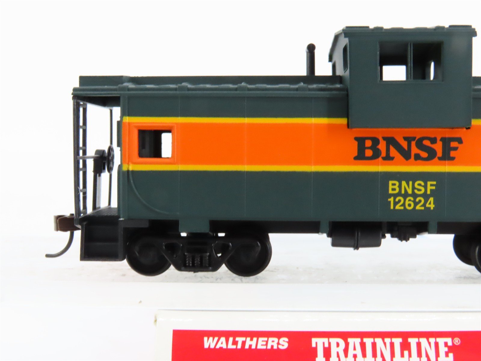 HO Scale Walthers Trainline 931-520 BNSF Railway Wide Vision Caboose #12624