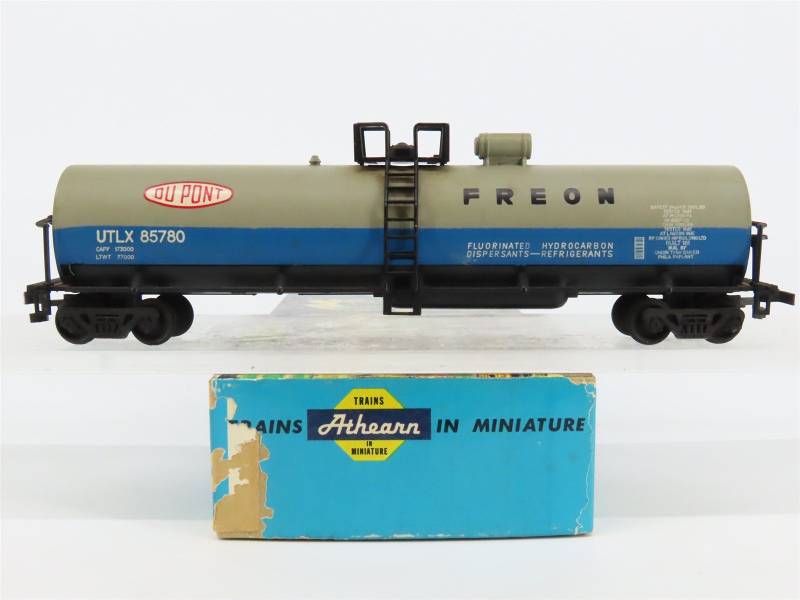 HO Scale Athearn UTLX DuPont Freon Tankcar #85780