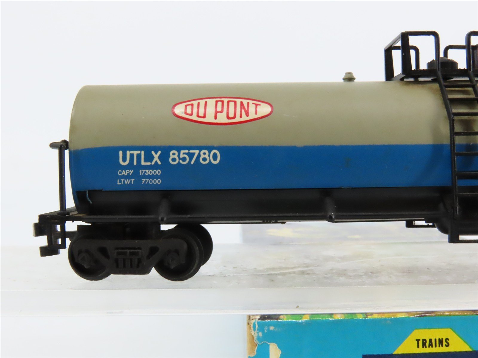 HO Scale Athearn UTLX DuPont Freon Tankcar #85780