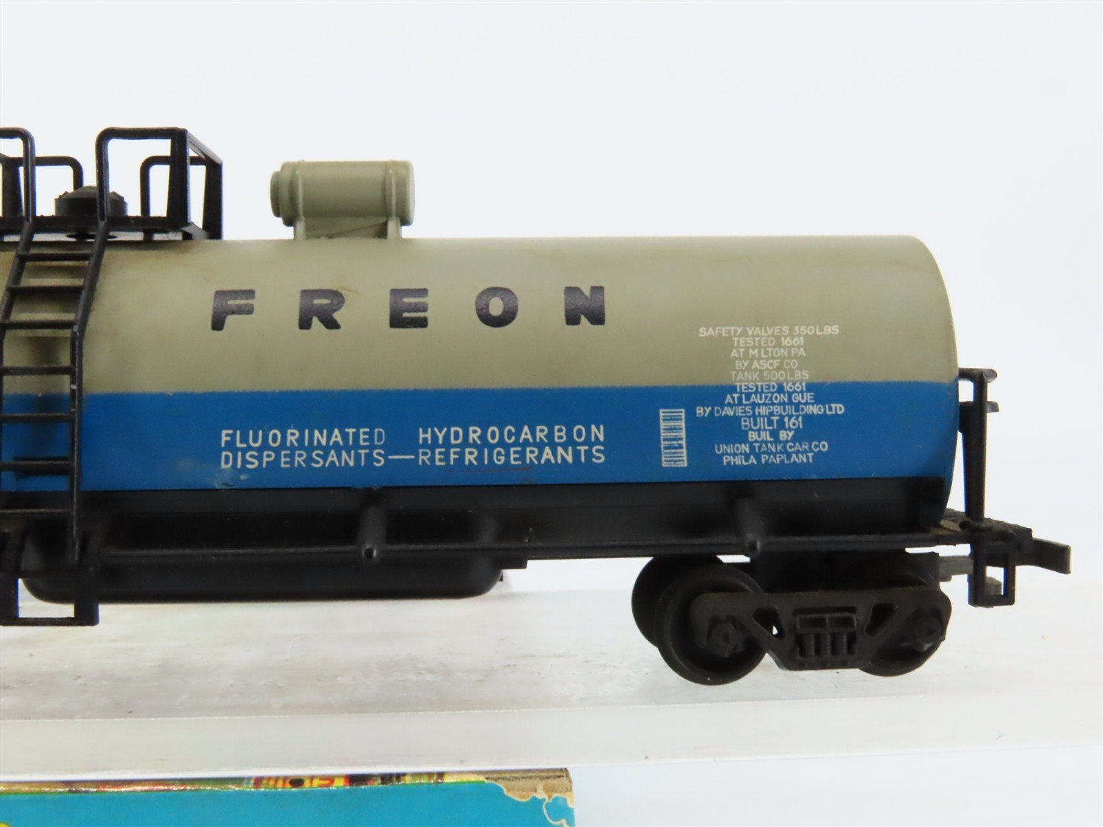 HO Scale Athearn UTLX DuPont Freon Tankcar #85780