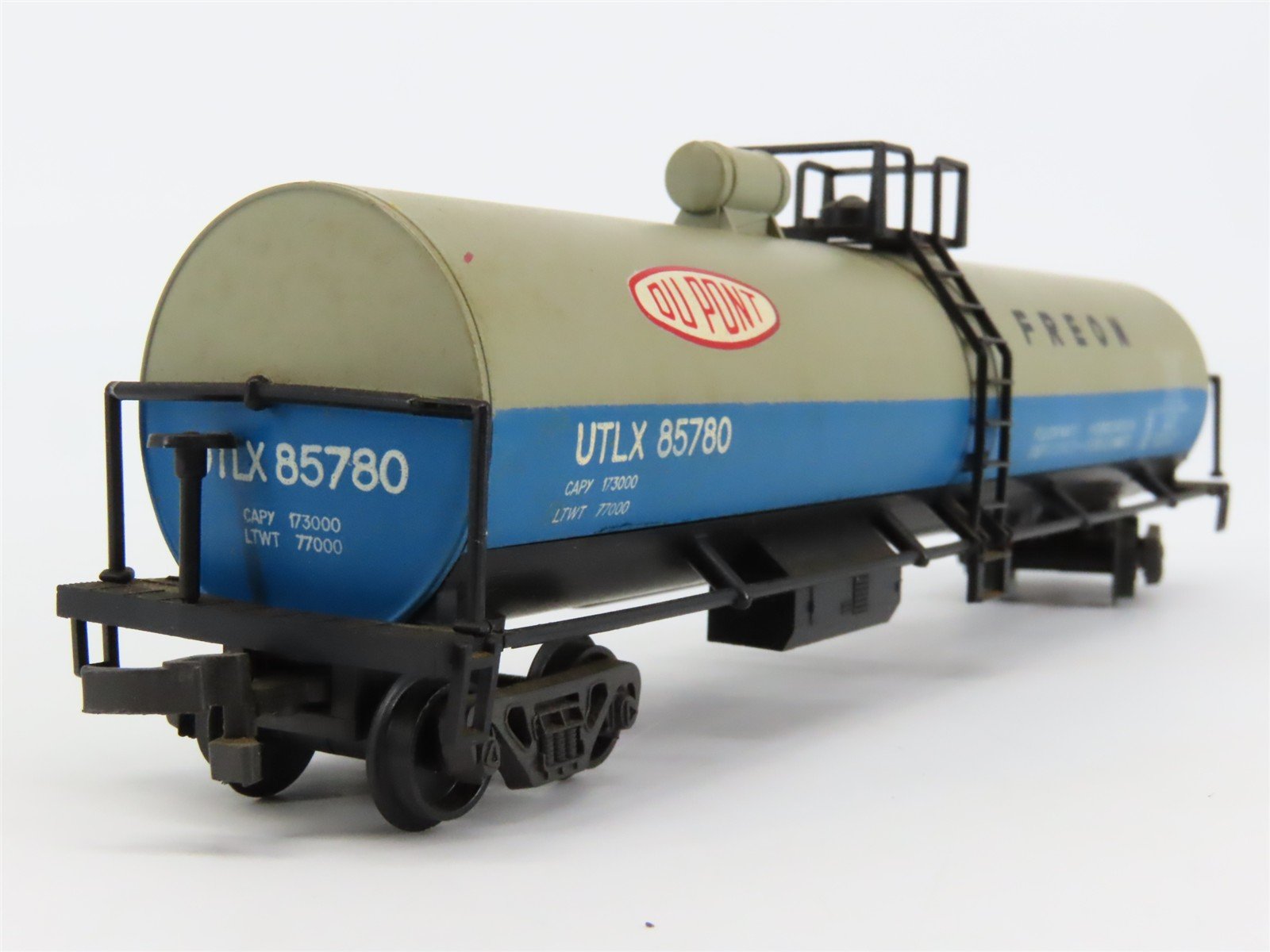 HO Scale Athearn UTLX DuPont Freon Tankcar #85780