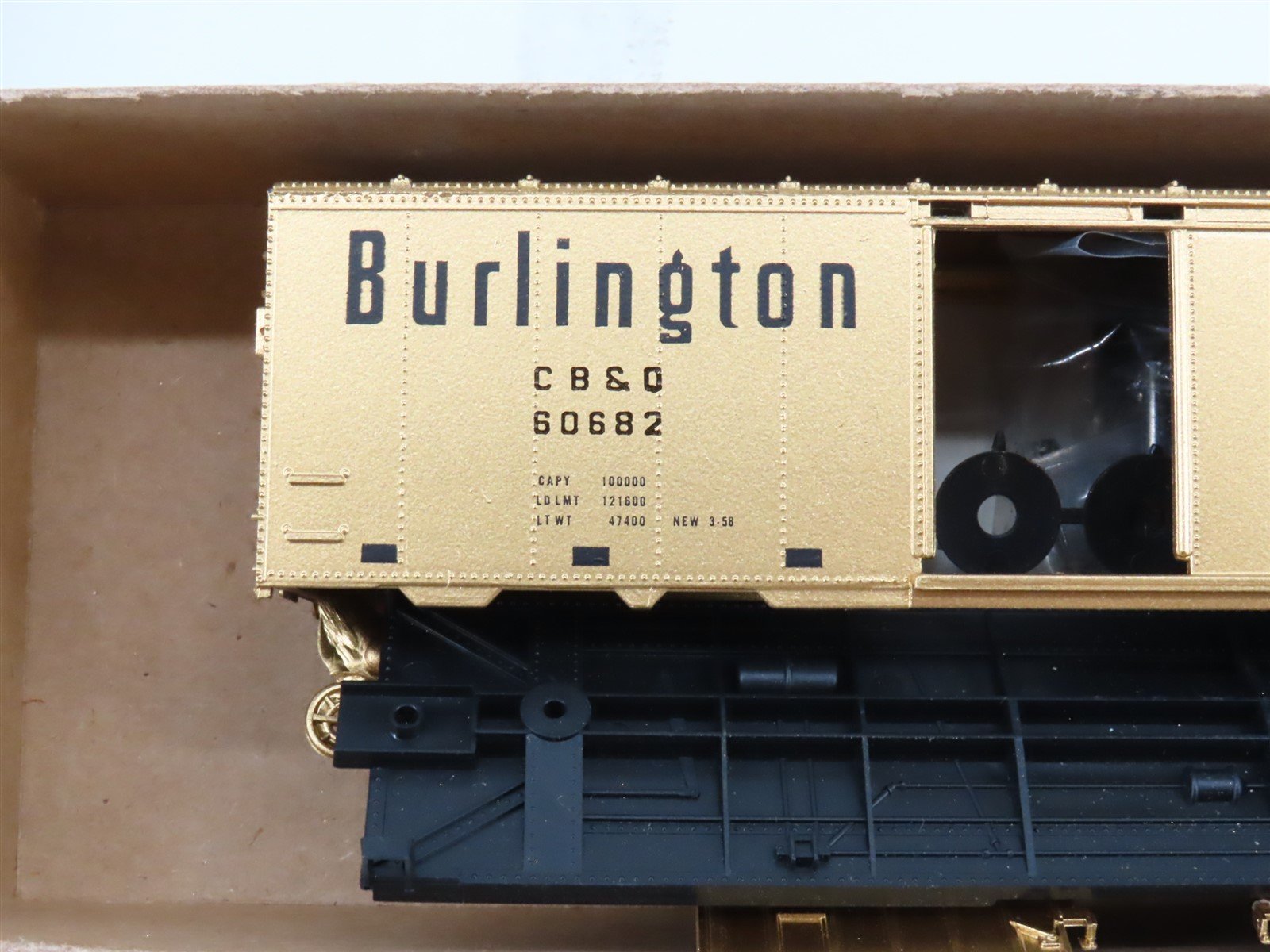 HO Scale Roundhouse Kit 5506 CB&Q Burlington Route (Gold) 40' Box Car #60682