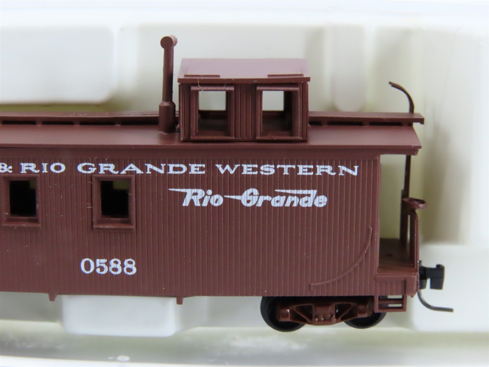 Nn3 Micro-Trains MTL 150701 D&RGW Denver & Rio Grande Western Caboose #0588