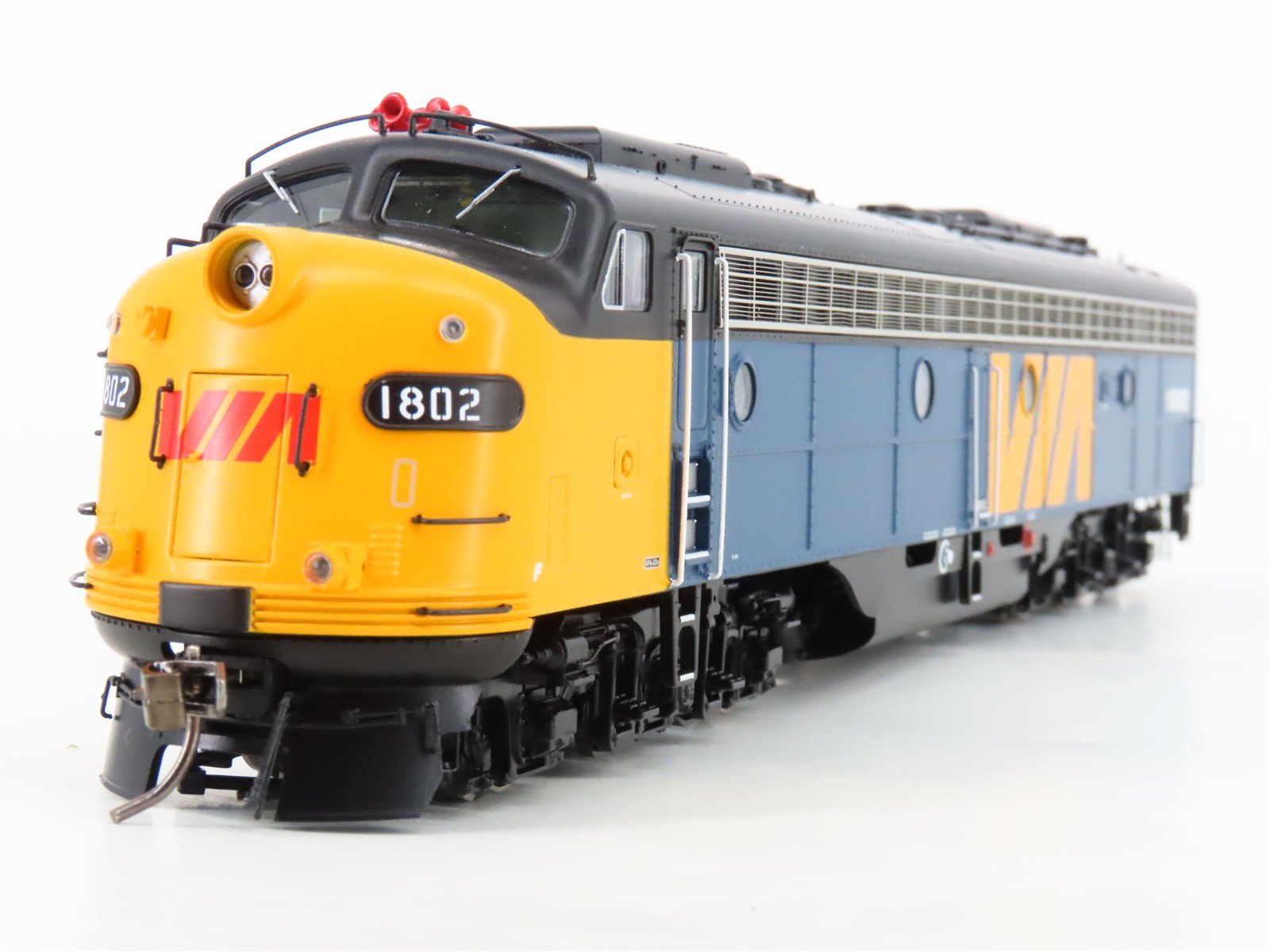 HO Scale Rapido 28044 VIA Rail Canada E8A Diesel Locomotive #1802