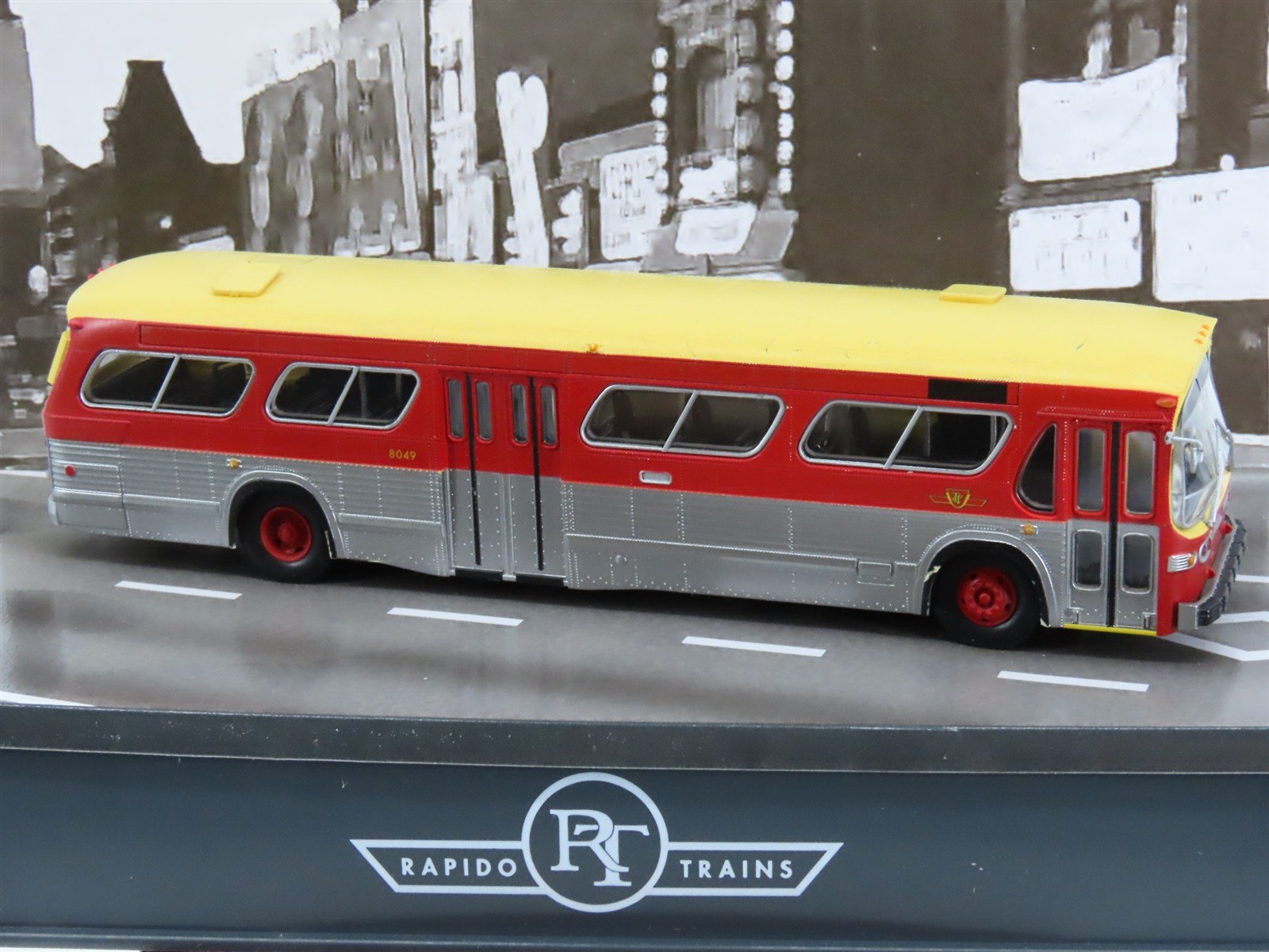 HO 1/87 Scale Rapido 701003 TTC Maroon & Cream New Look Bus #8049
