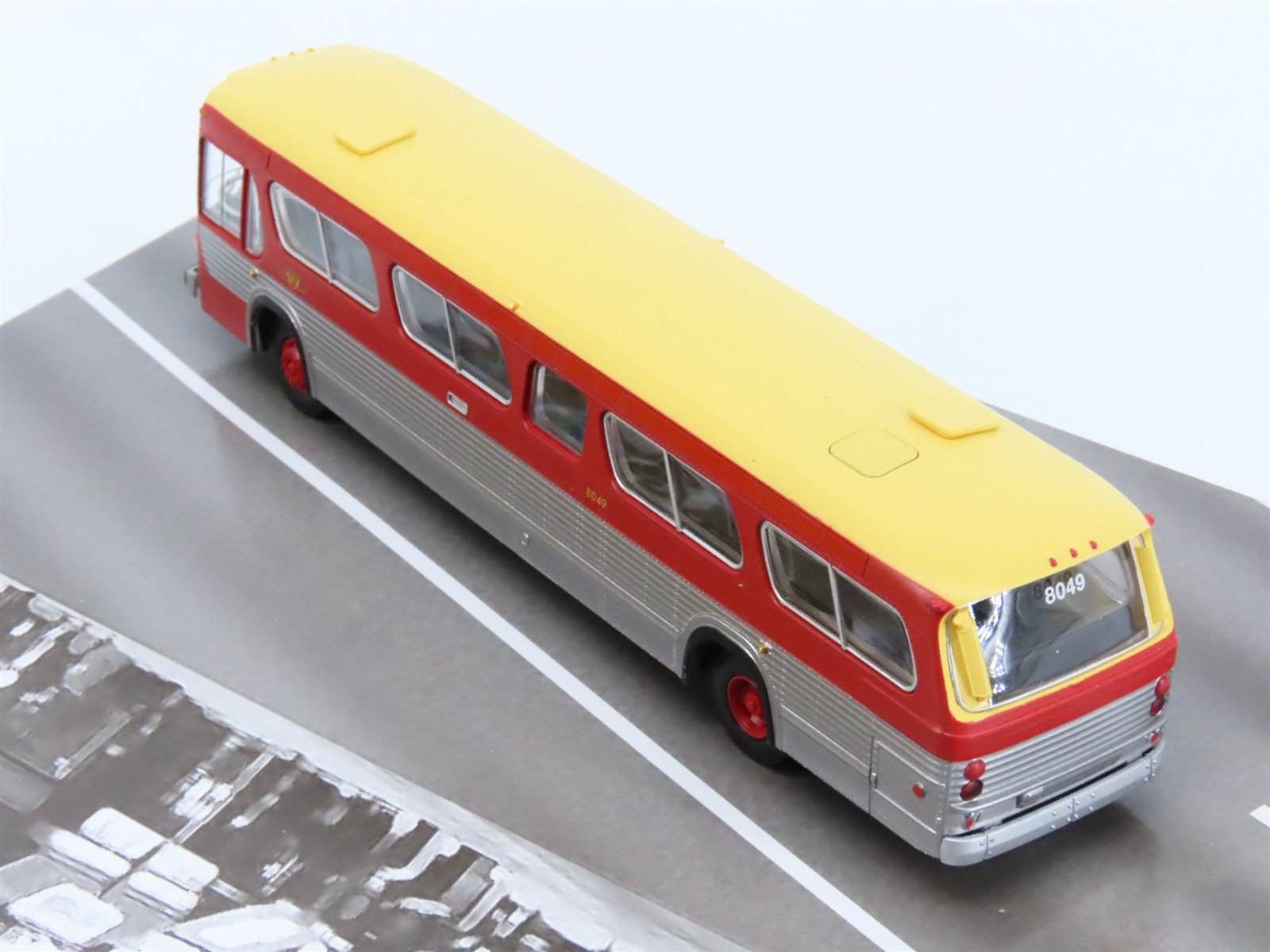 HO 1/87 Scale Rapido 701003 TTC Maroon & Cream New Look Bus #8049