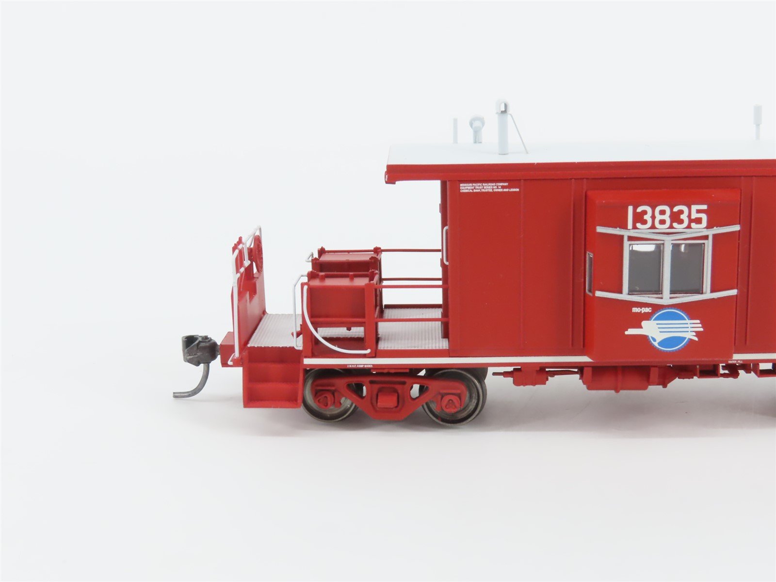 HO Bluford Shops 31010 MP Missouri Pacific Short Body Bay Window Caboose #13835