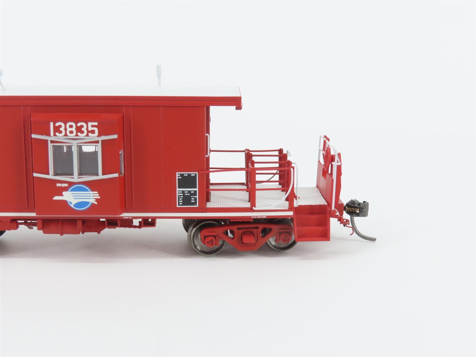 HO Bluford Shops 31010 MP Missouri Pacific Short Body Bay Window Caboose #13835