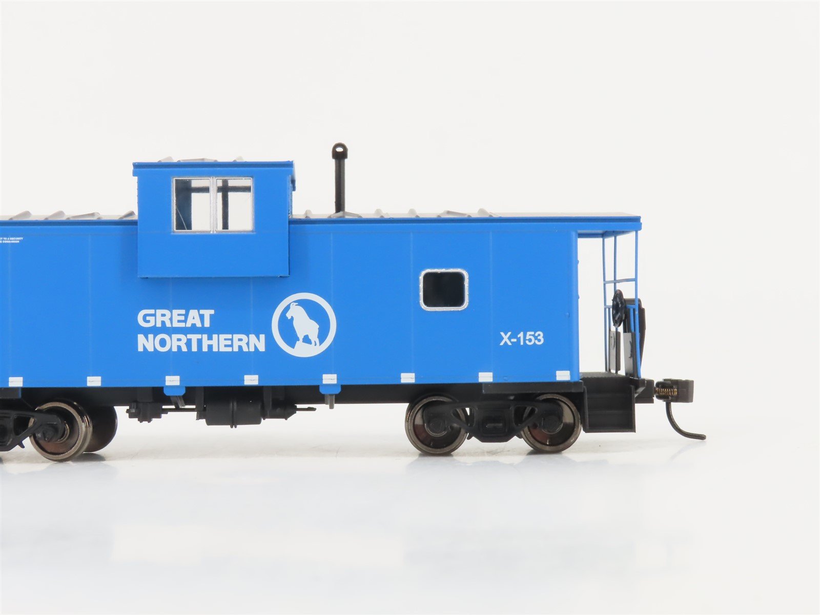 HO Walthers Mainline 910-8716 GN Big Sky Blue Int'l Extended Wide Vision Caboose