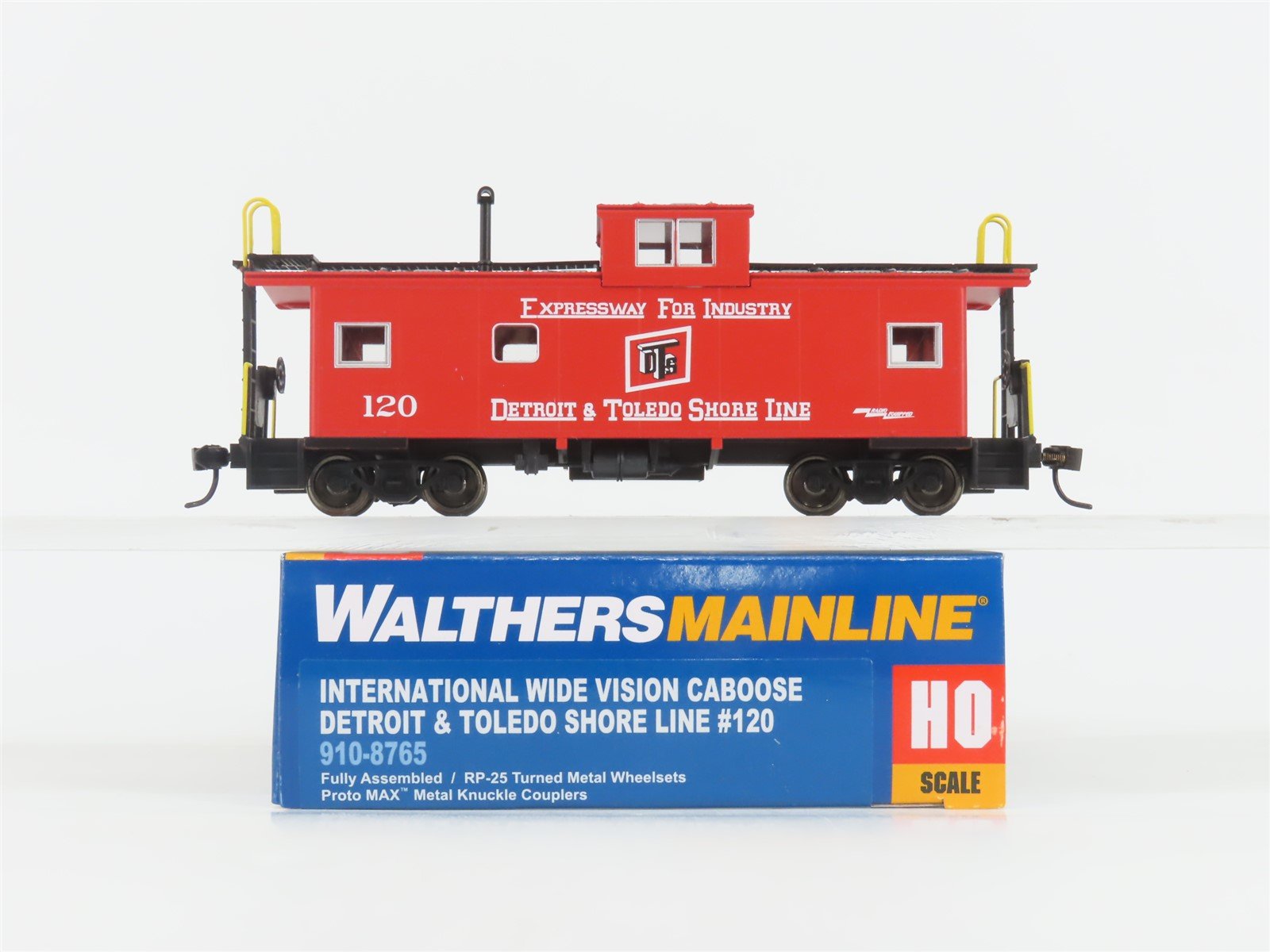 HO Scale Walthers Mainline 910-8765 DTS International Wide Vision Caboose #120