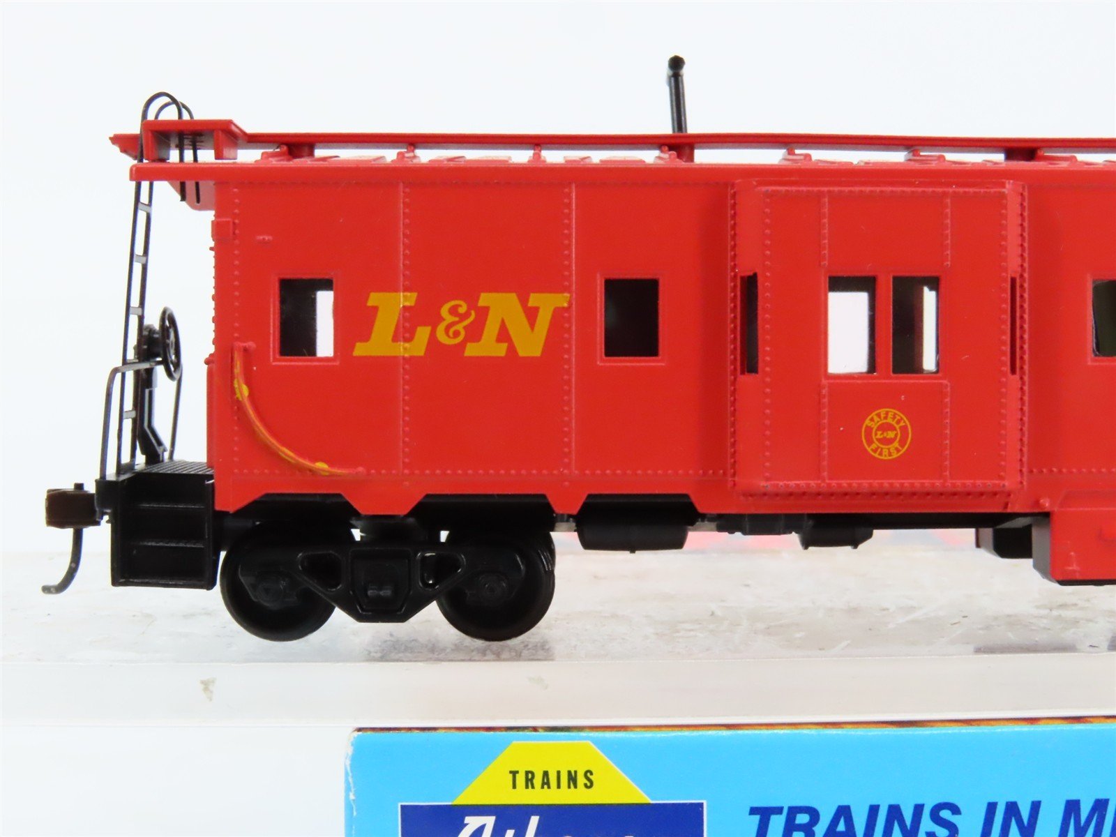 HO Scale Athearn 1171 L&N Louisville & Nashville Bay Window Caboose #6379 BUILT