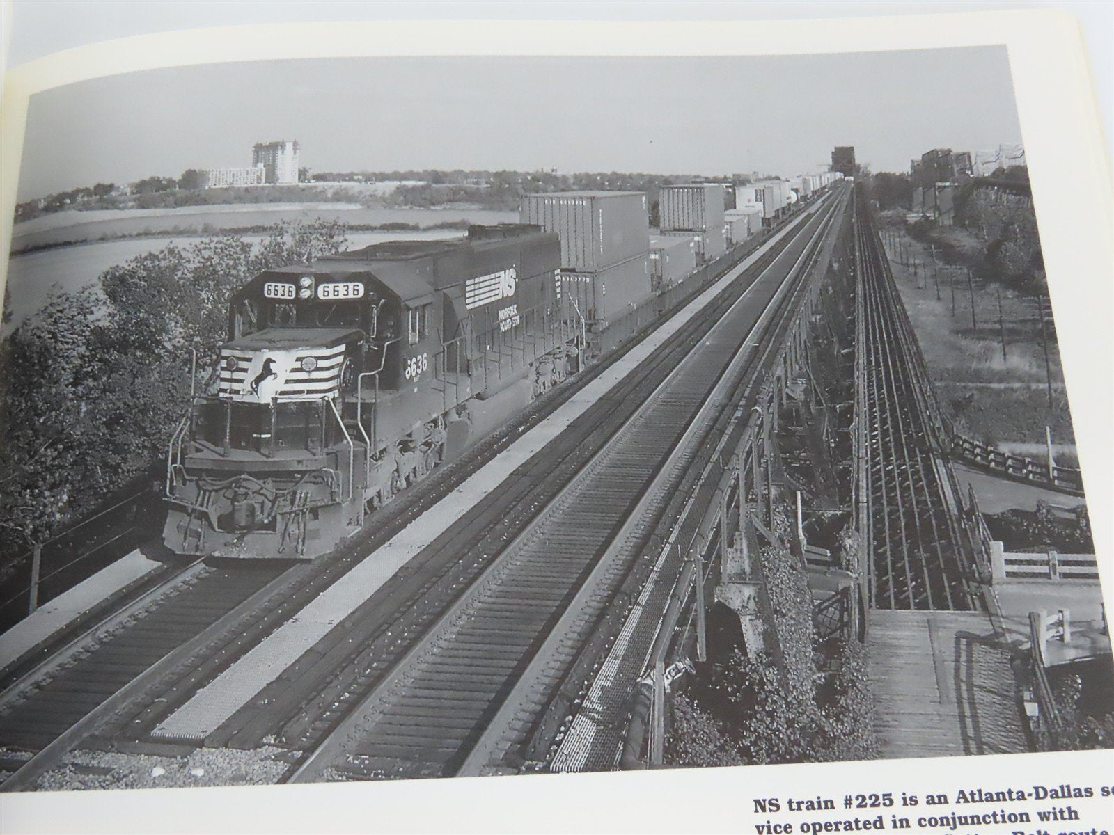 Norfolk Southern 1995 Review by Scott Lindsey Â©1995 SC Book