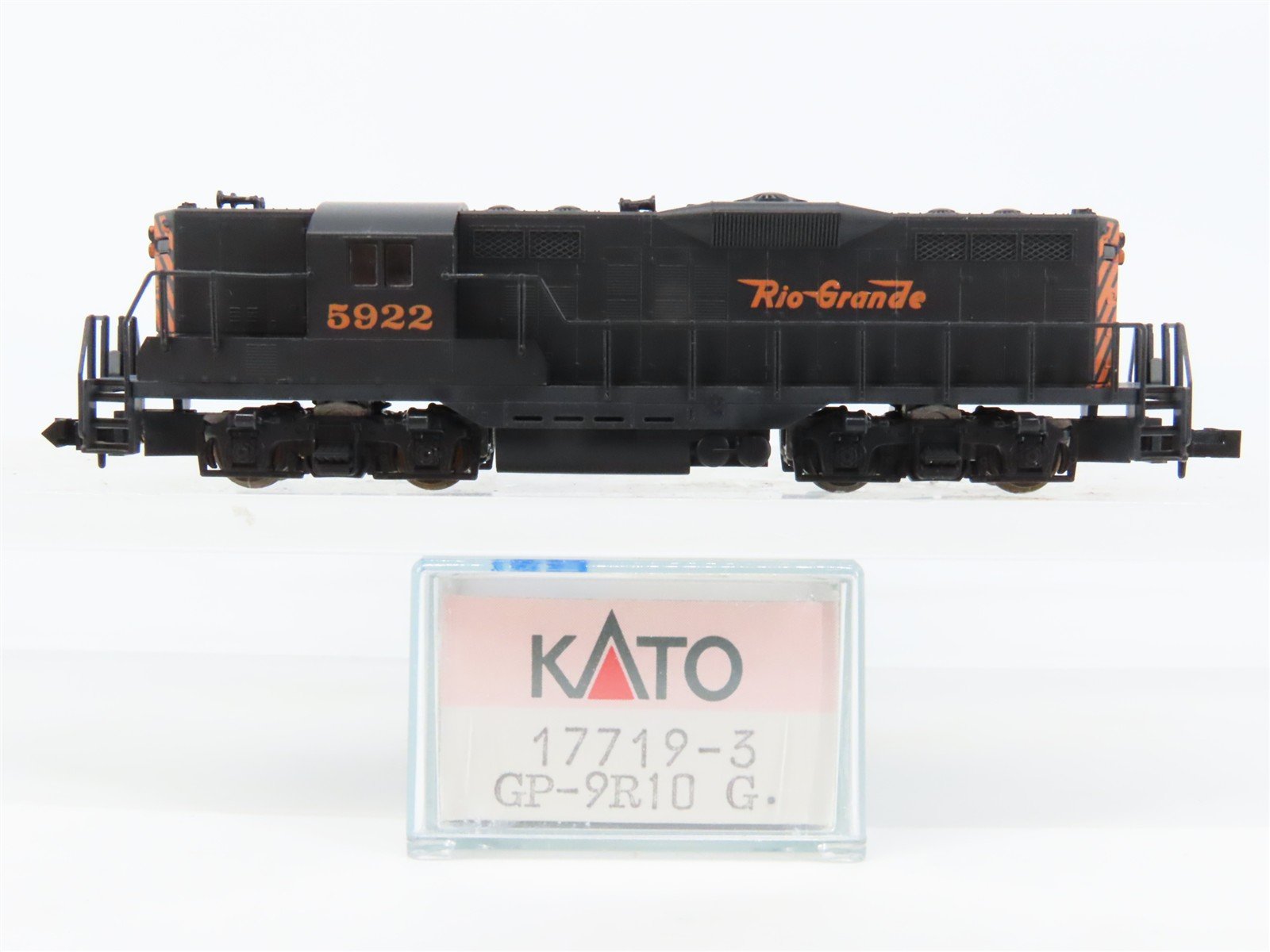 N Scale KATO 17719-3 D&RGW Rio Grande EMD GP9 Diesel Locomotive #5922