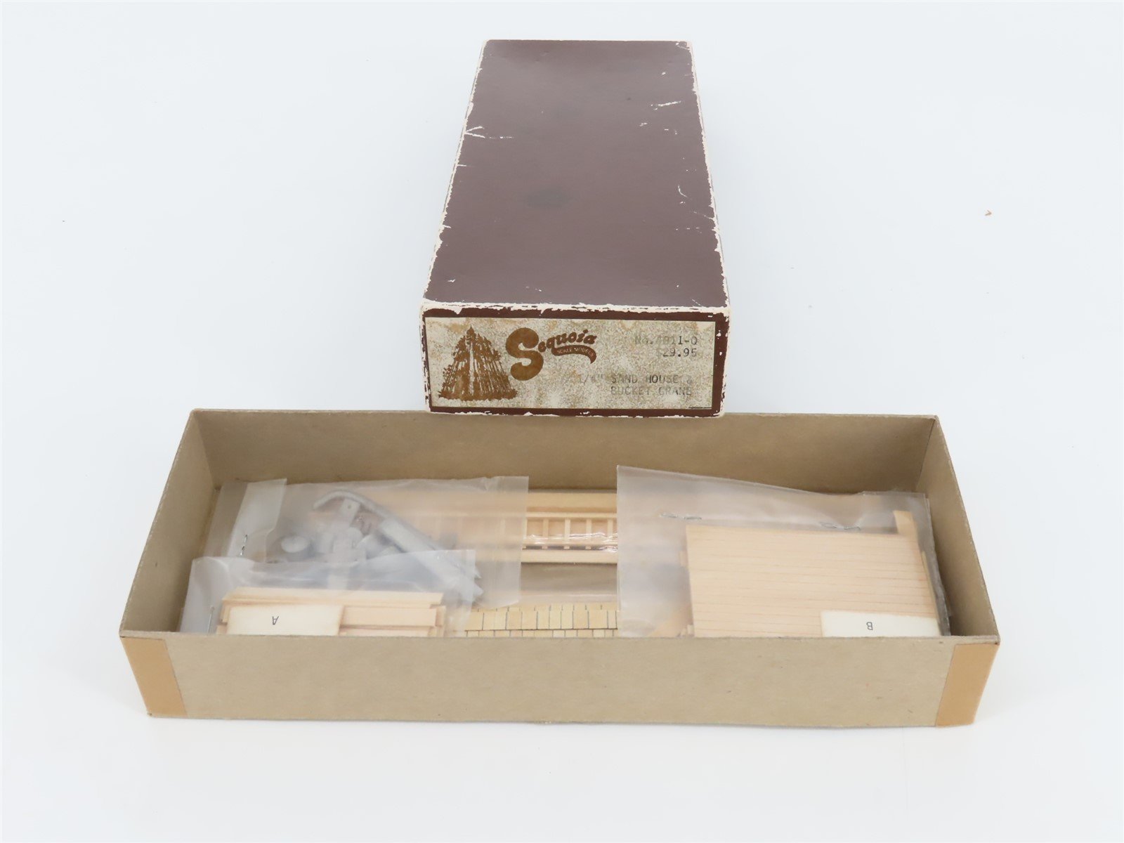 O Scale Sequoia 4811-0 Sand House & Bucket Crane Scenery Kit