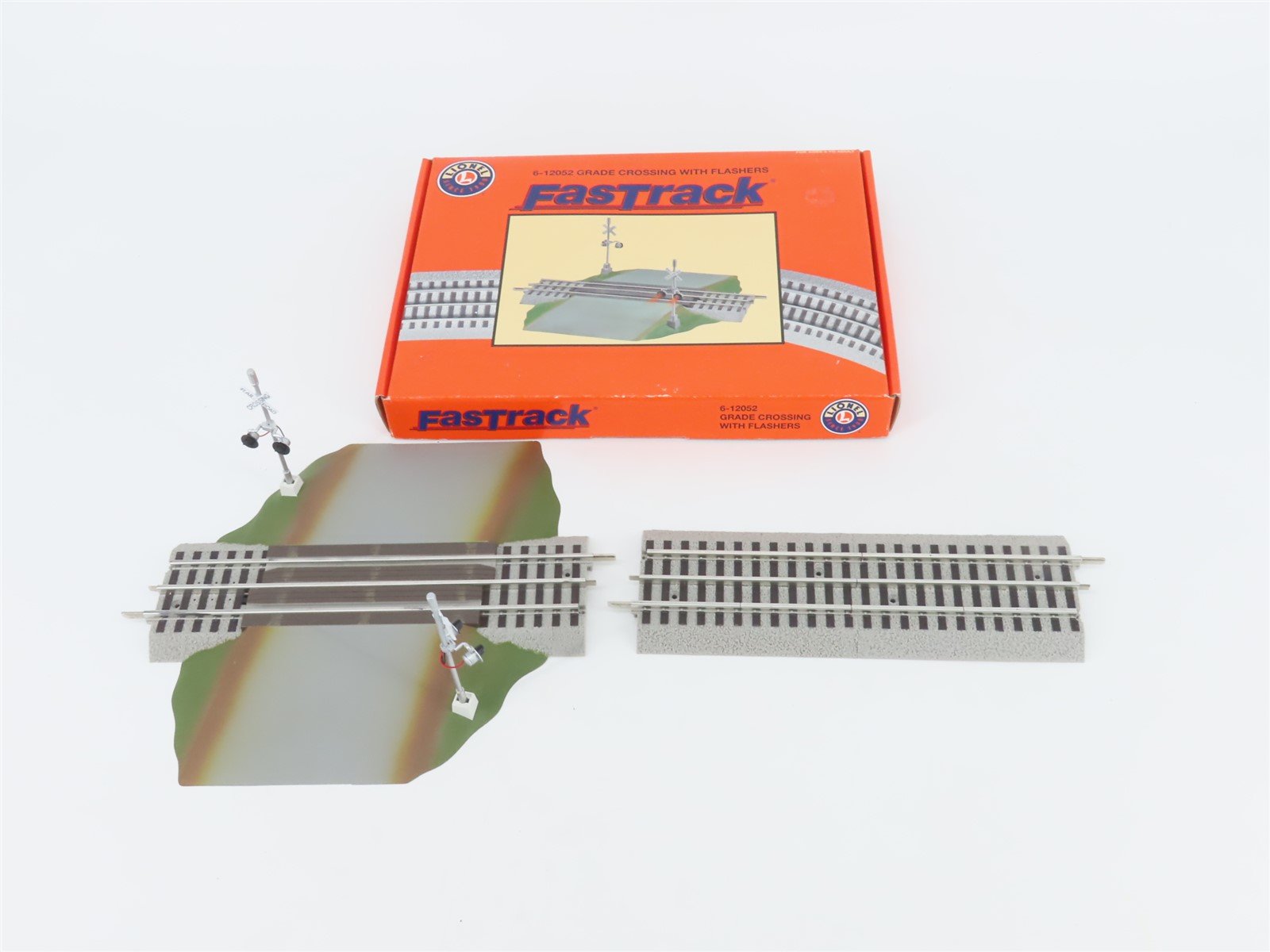O Scale Lionel 6-12052 FasTrack Grade Crossing w/ Flashers Track Piece